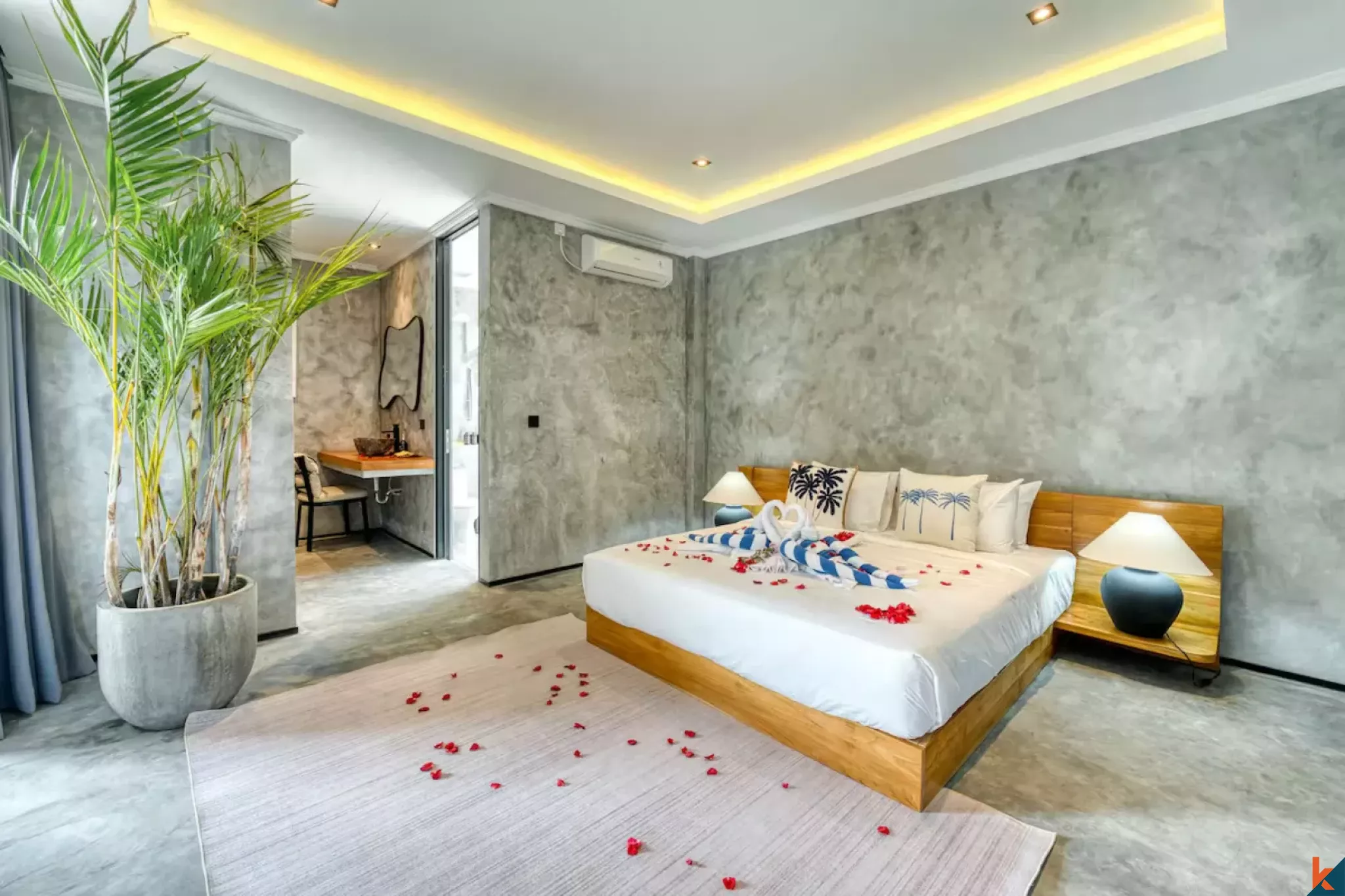 Vila modern dan bergaya industri dengan empat kamar tidur hak milik di Umalas I