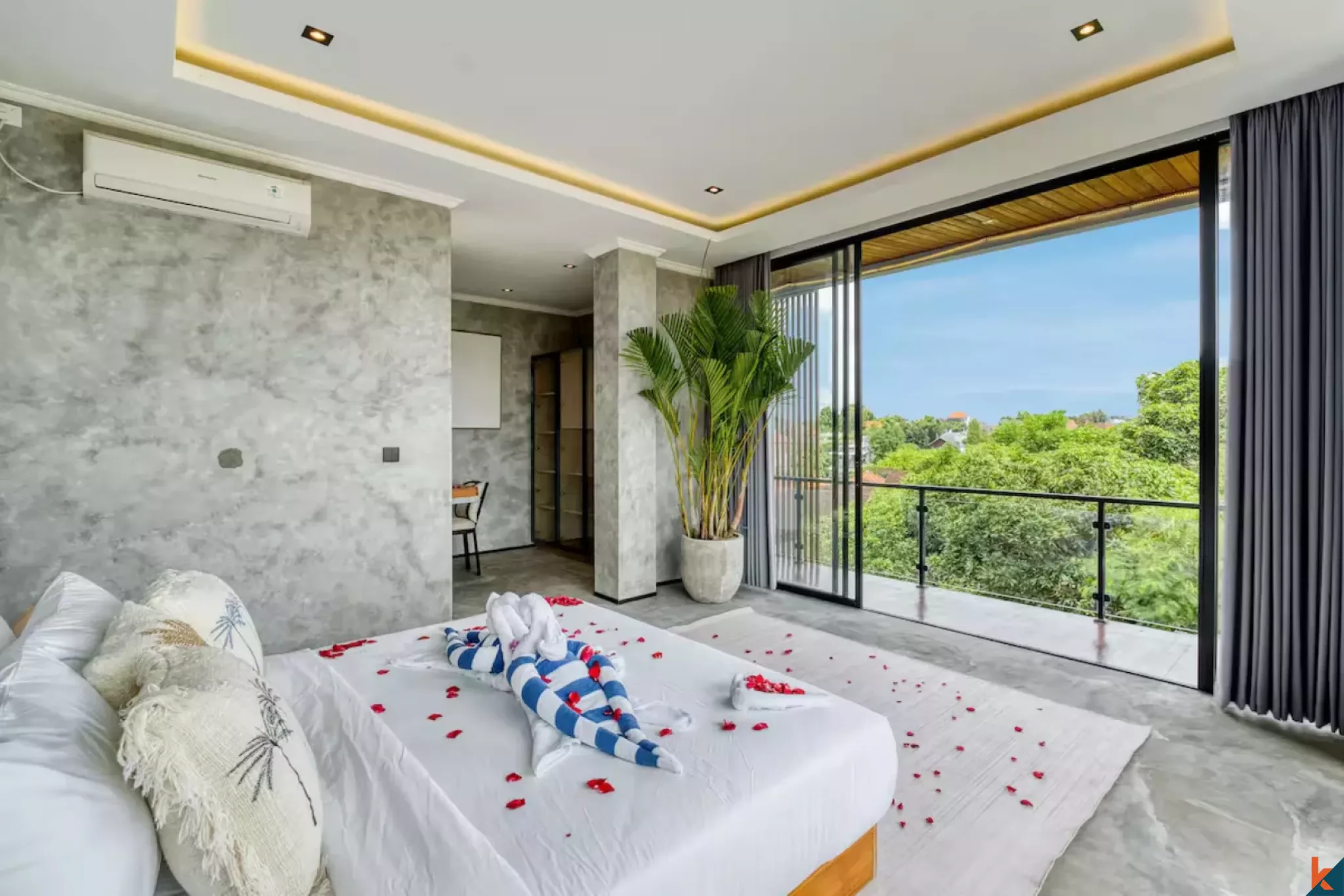 Vila modern dan bergaya industri dengan empat kamar tidur hak milik di Umalas I