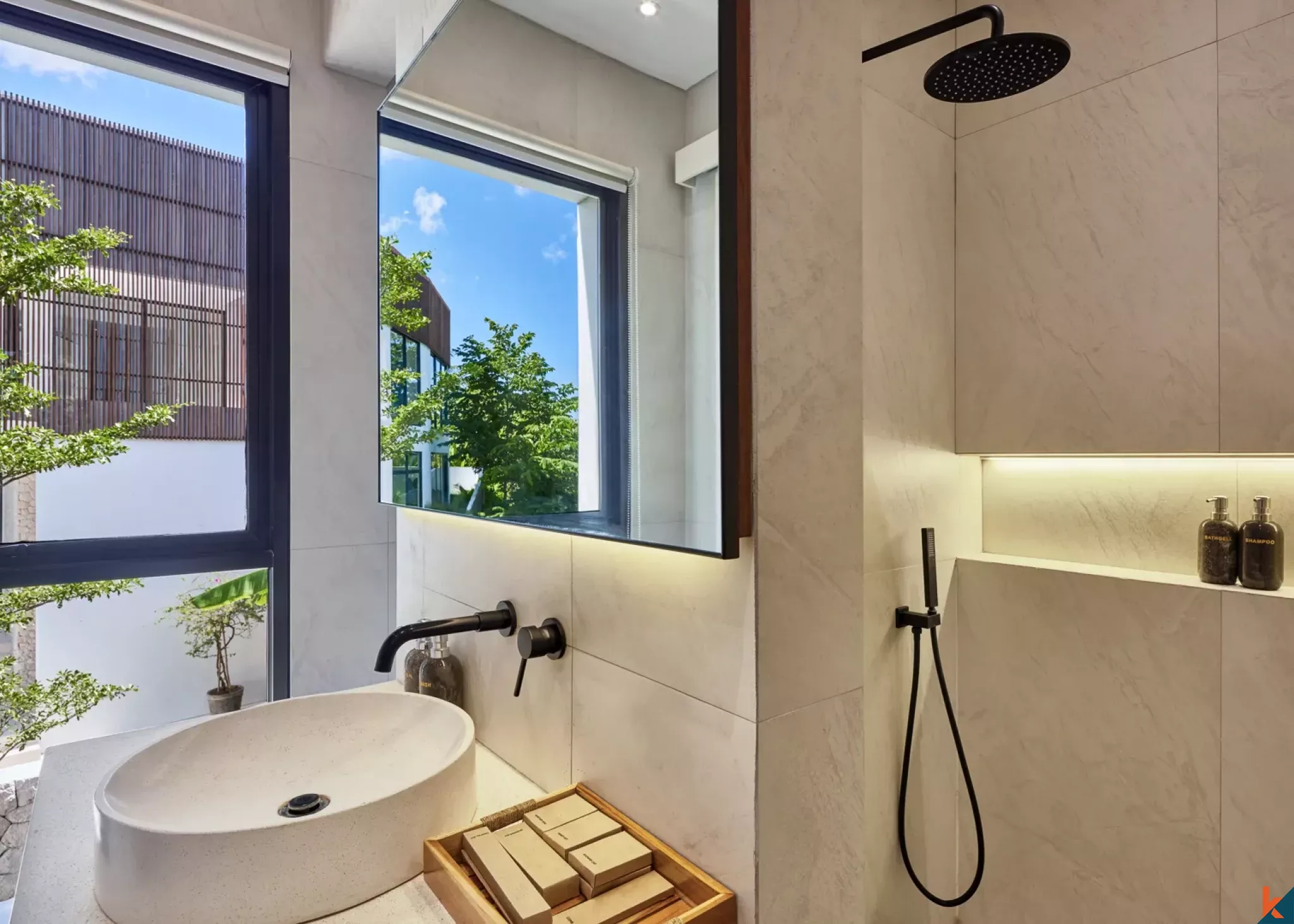Villa Investasi Lima Kamar dengan Pemandangan Sungai di Pererenan