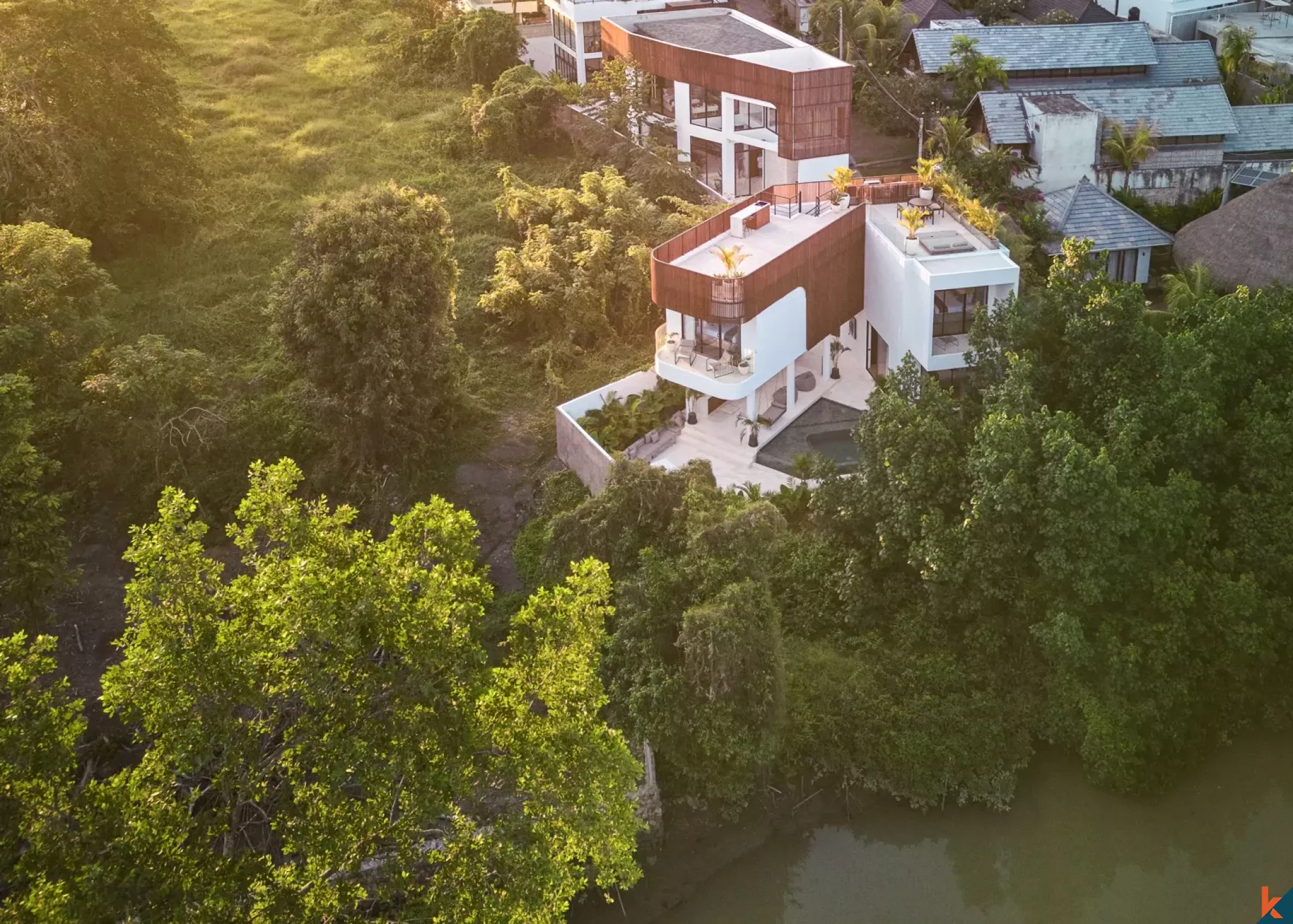 Villa Investasi Lima Kamar dengan Pemandangan Sungai di Pererenan