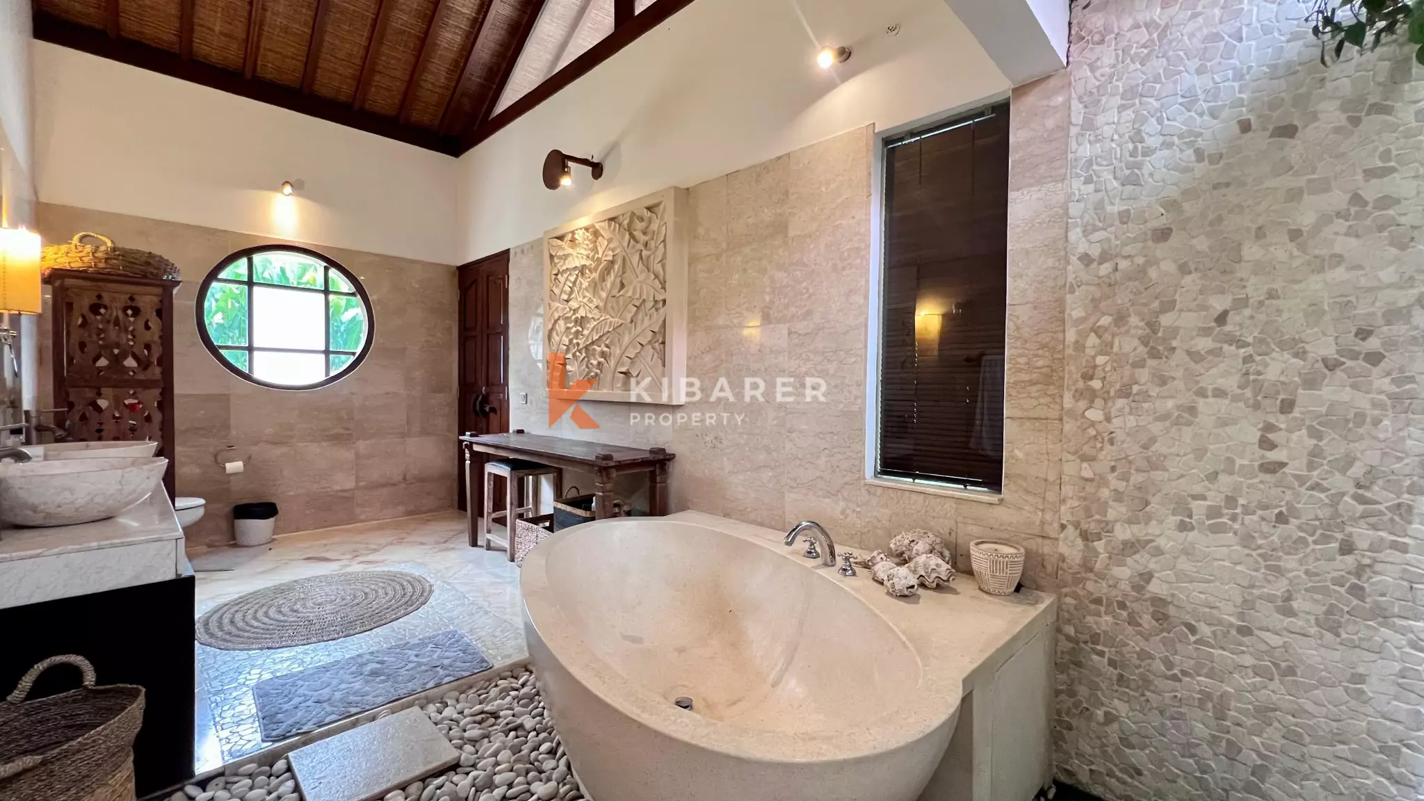 Villa contemporaine de trois chambres avec vue sur la jungle près de la plage de Berawa