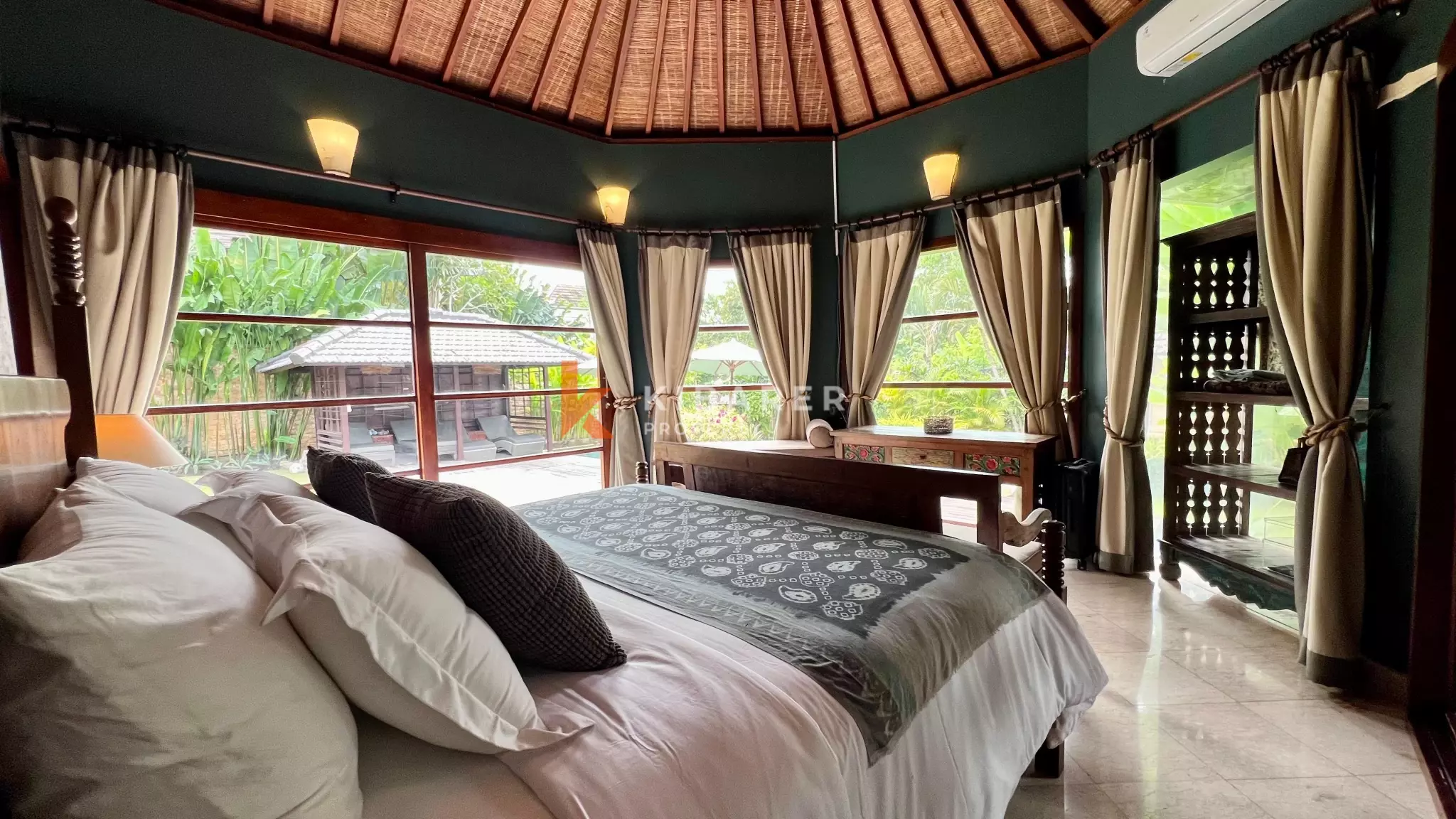 Villa contemporaine de trois chambres avec vue sur la jungle près de la plage de Berawa