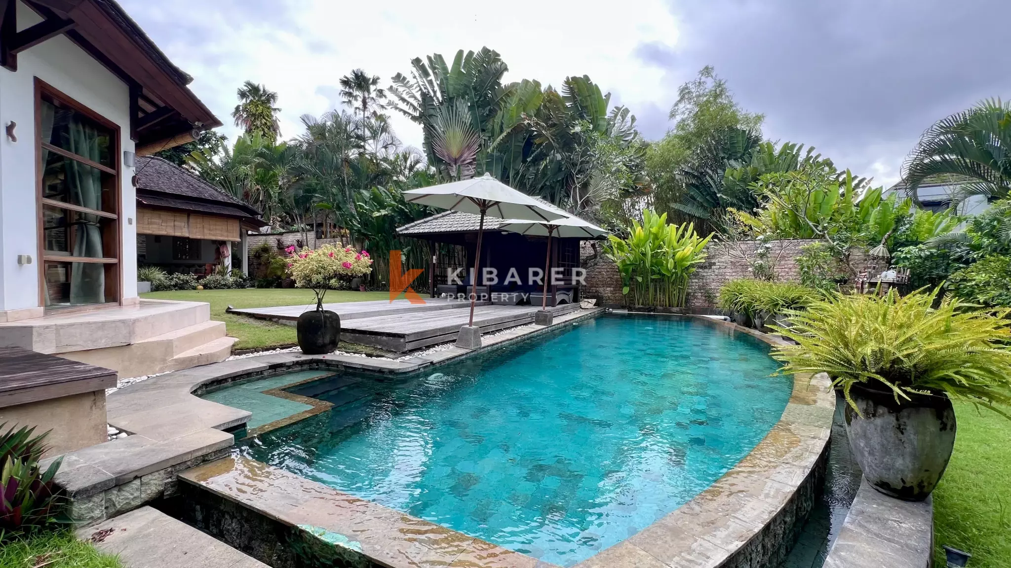 Villa contemporaine de trois chambres avec vue sur la jungle près de la plage de Berawa