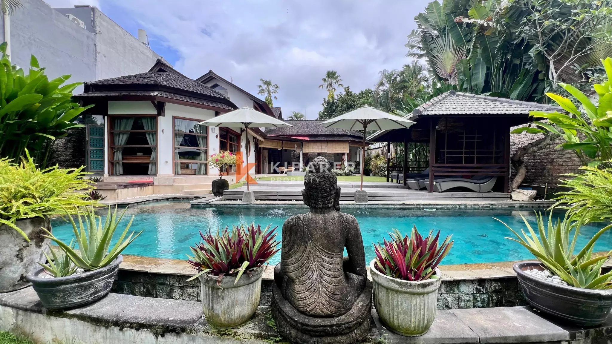 Villa contemporaine de trois chambres avec vue sur la jungle près de la plage de Berawa
