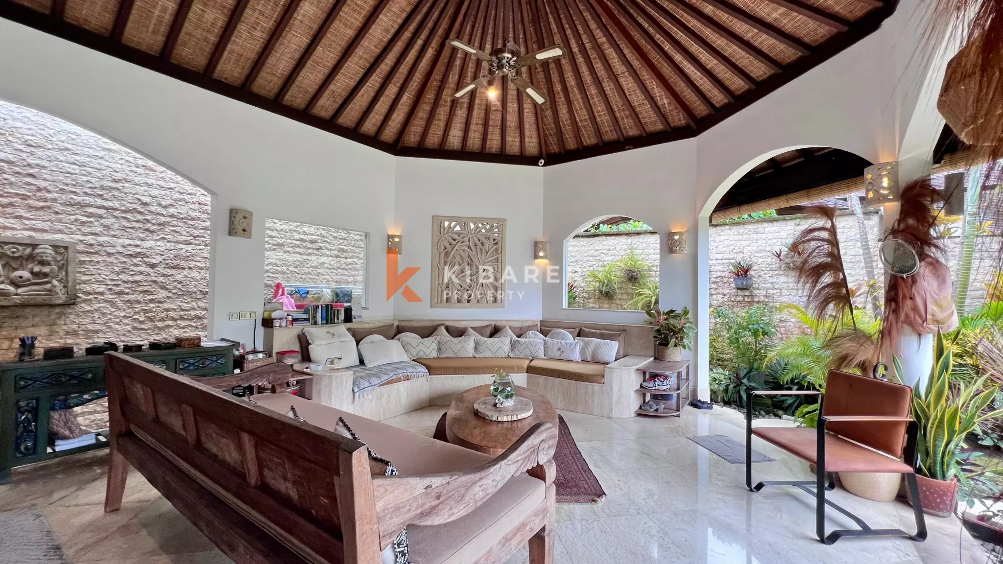 Villa contemporaine de trois chambres avec vue sur la jungle près de la plage de Berawa
