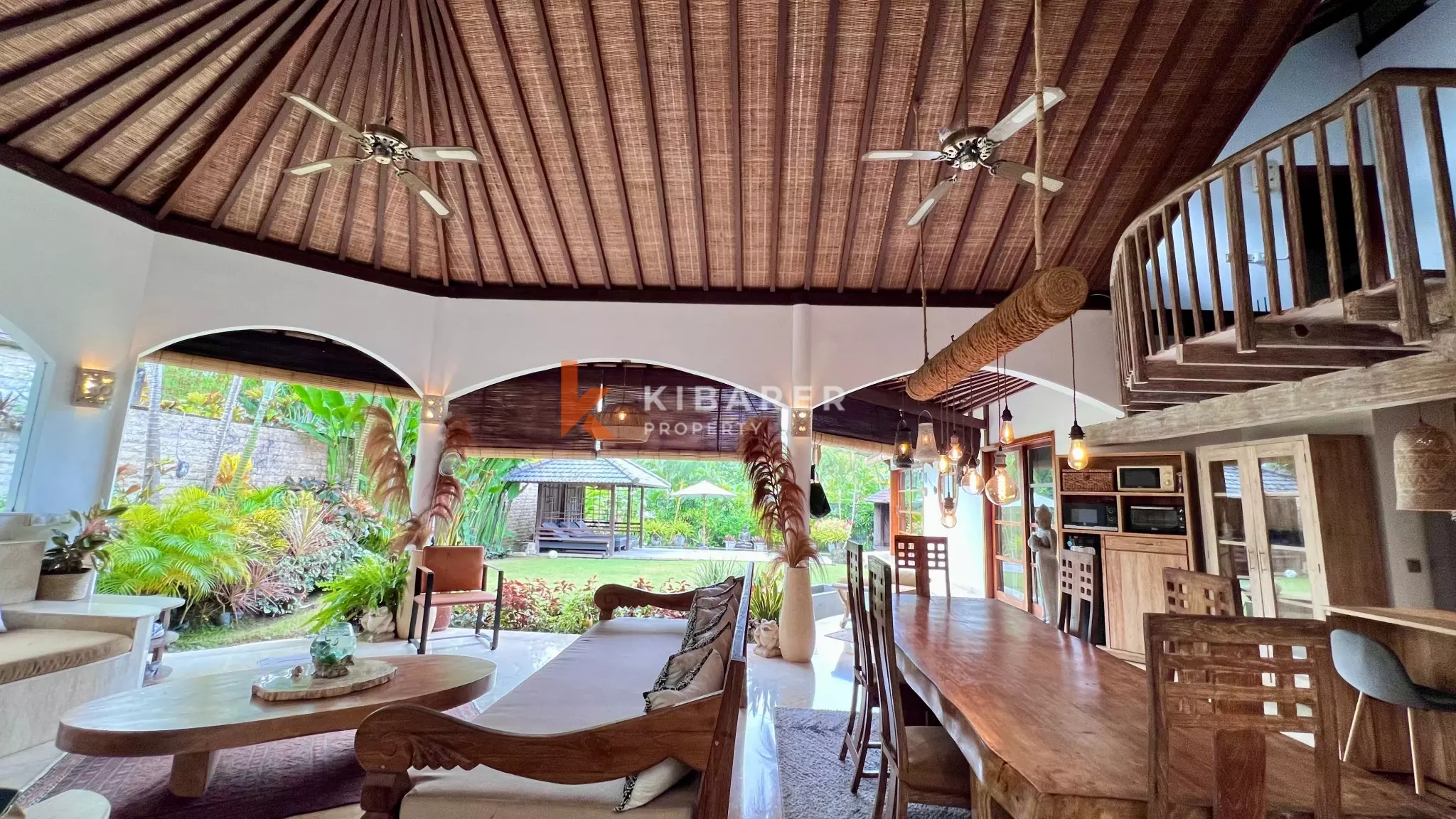 Villa contemporaine de trois chambres avec vue sur la jungle près de la plage de Berawa