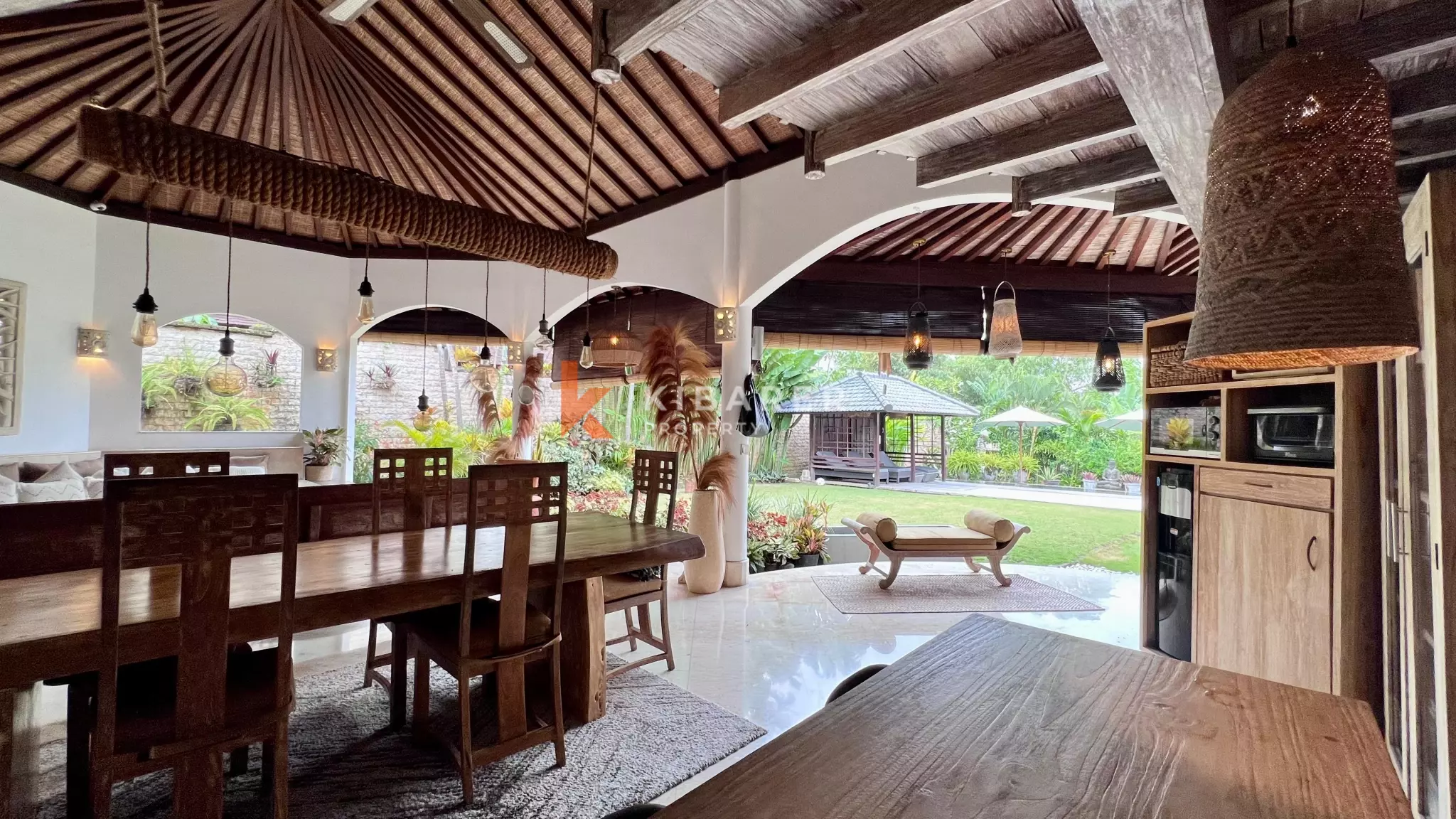 Villa contemporaine de trois chambres avec vue sur la jungle près de la plage de Berawa