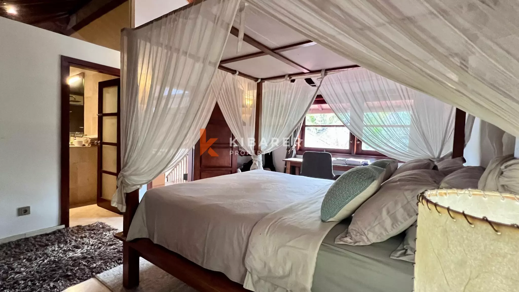 Villa contemporaine de trois chambres avec vue sur la jungle près de la plage de Berawa
