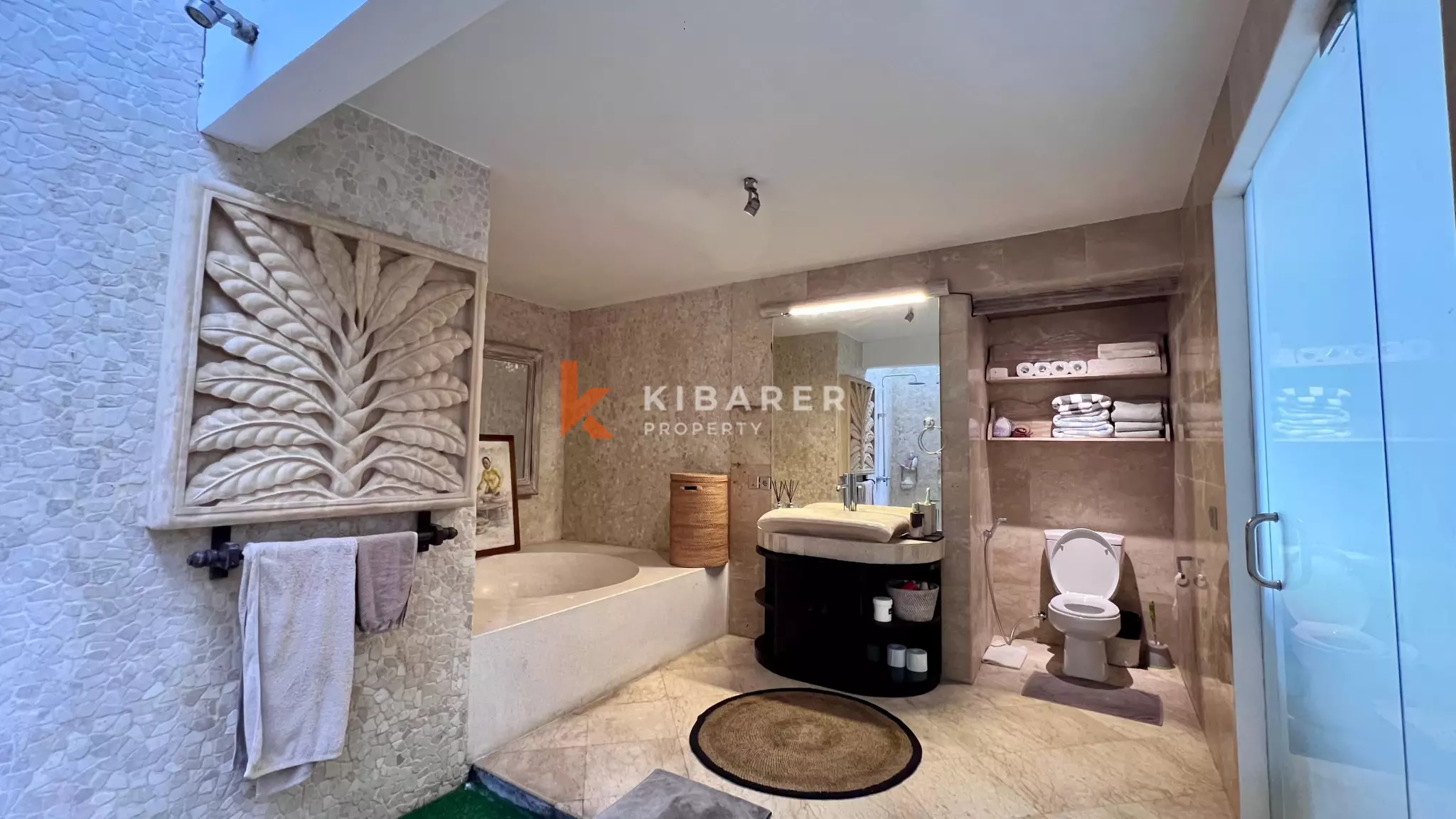Villa contemporaine de trois chambres avec vue sur la jungle près de la plage de Berawa