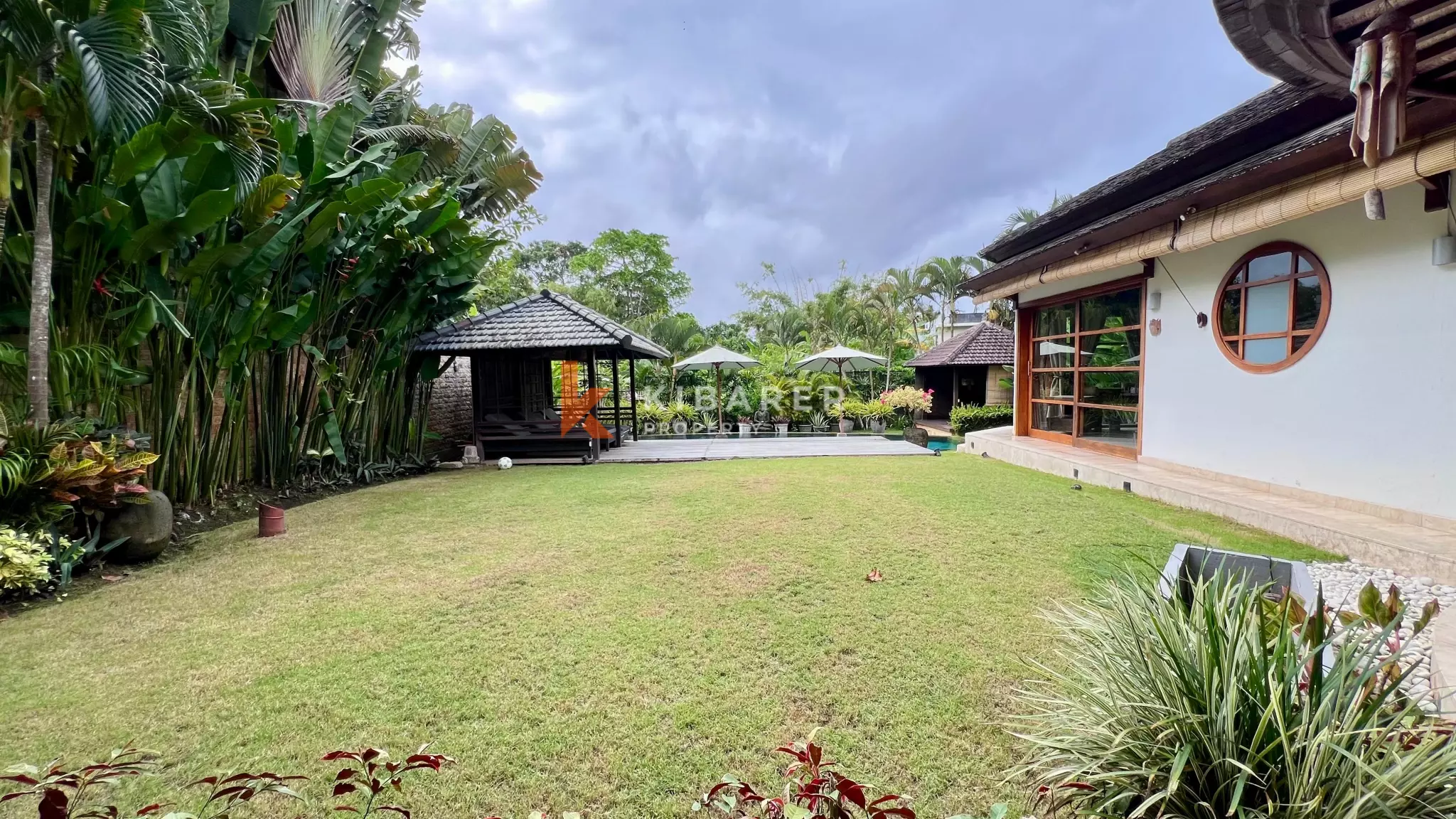 Villa contemporaine de trois chambres avec vue sur la jungle près de la plage de Berawa
