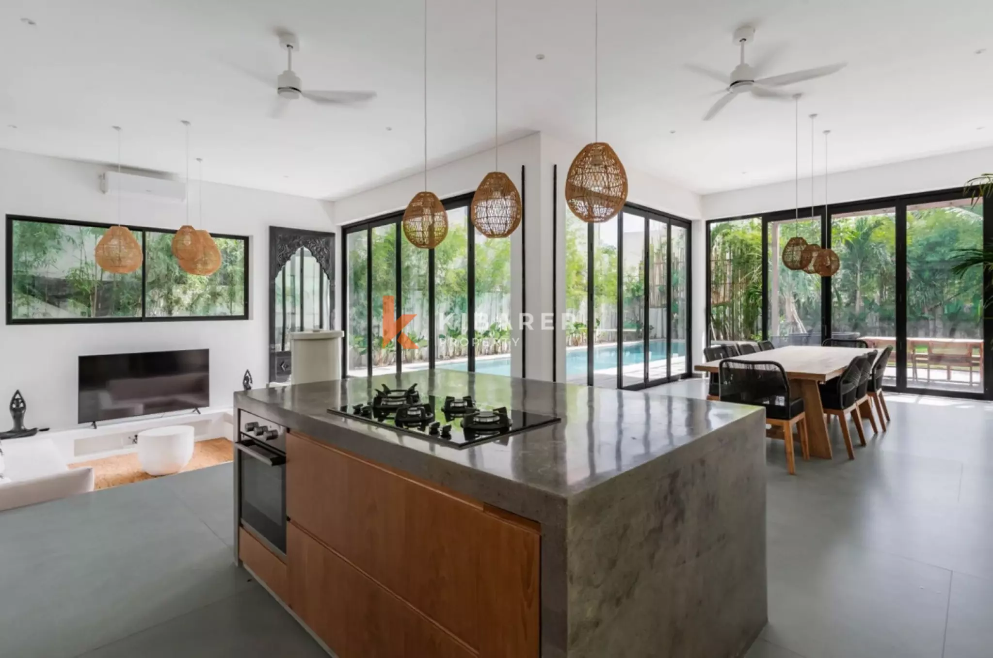 Spacious Luxury Three Bedroom Villa with Tropical Ambience in Pererenan
