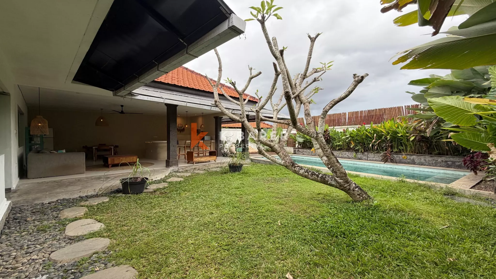 Villa de deux chambres avec fenêtre sur les rizières, plus chambre de service et salon ouvert, située dans le quartier d'Umalas