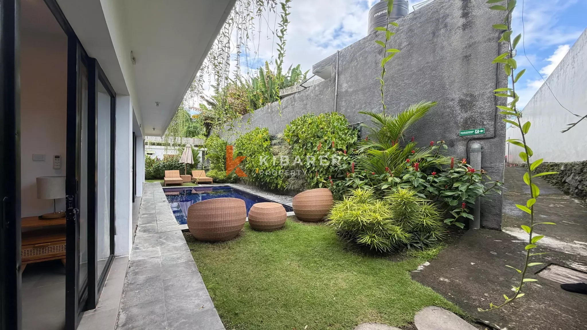 Vila Tertutup Dua Kamar Tidur Atap Modern di Kawasan Babakan Canggu
