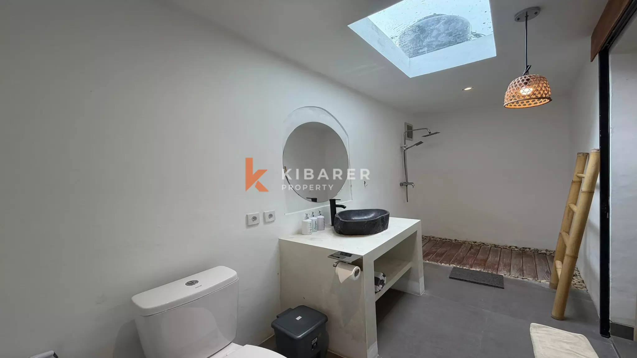 Vila Tertutup Dua Kamar Tidur Atap Modern di Kawasan Babakan Canggu