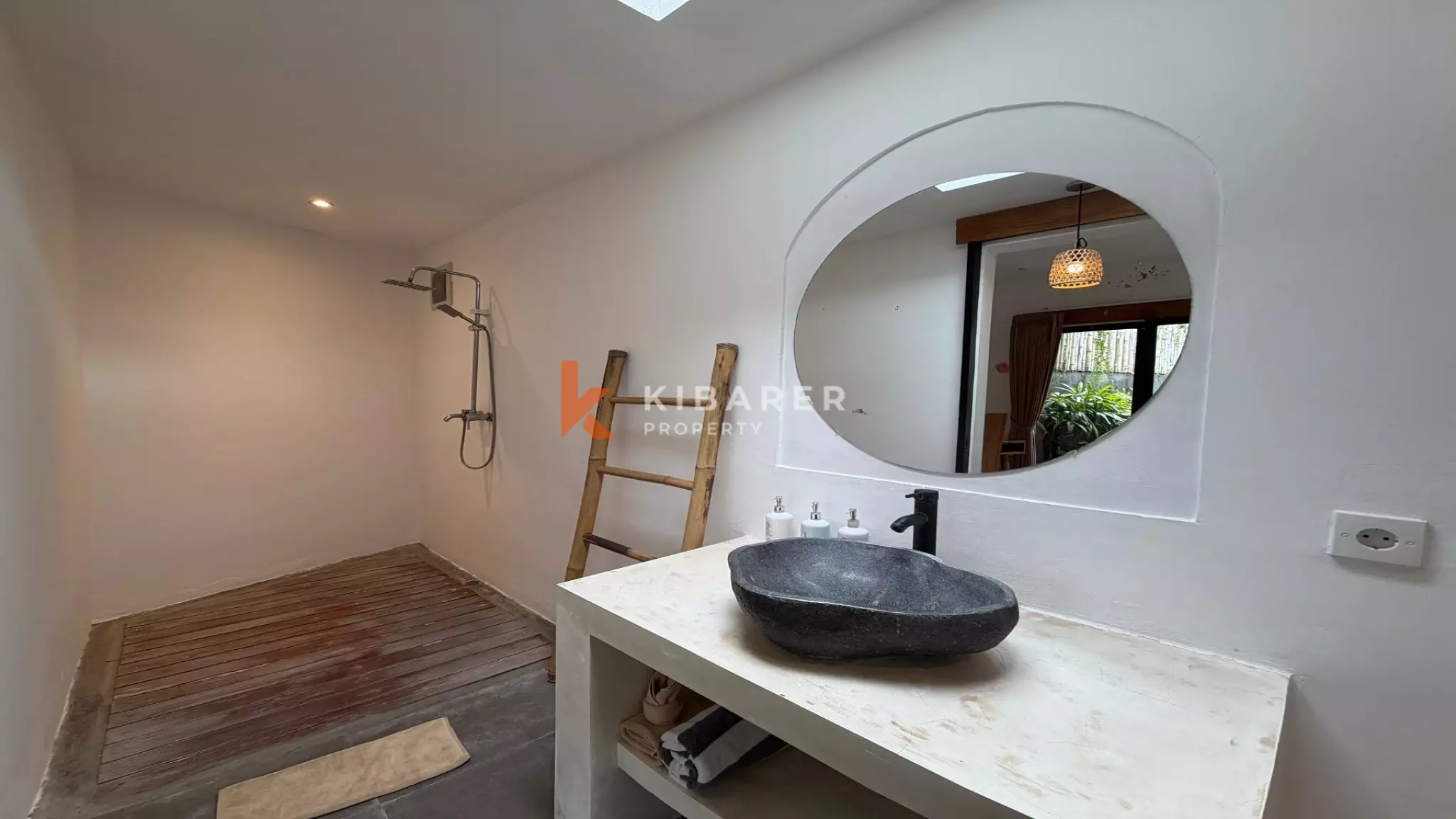 Vila Tertutup Dua Kamar Tidur Atap Modern di Kawasan Babakan Canggu