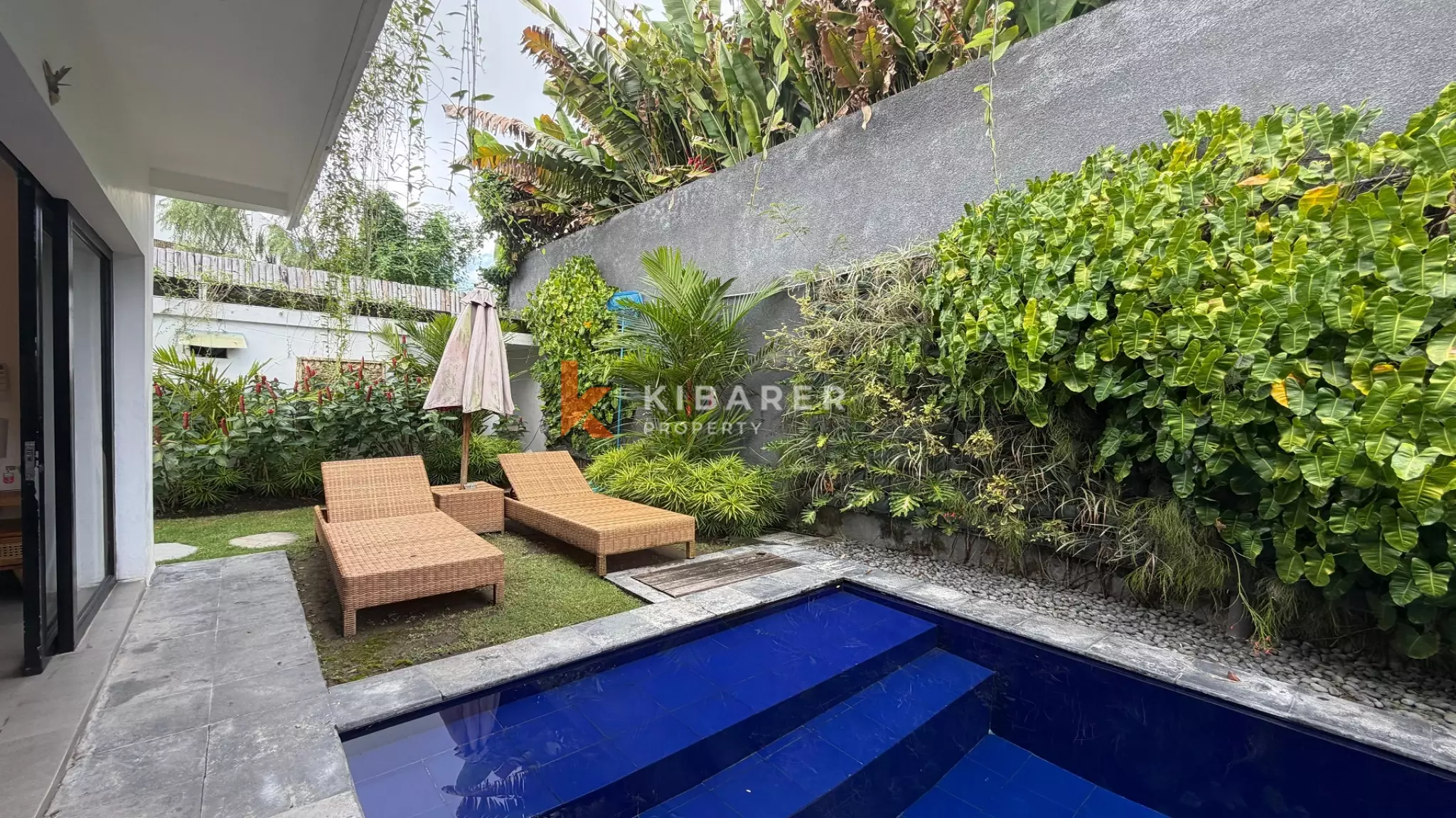 Vila Tertutup Dua Kamar Tidur Atap Modern di Kawasan Babakan Canggu