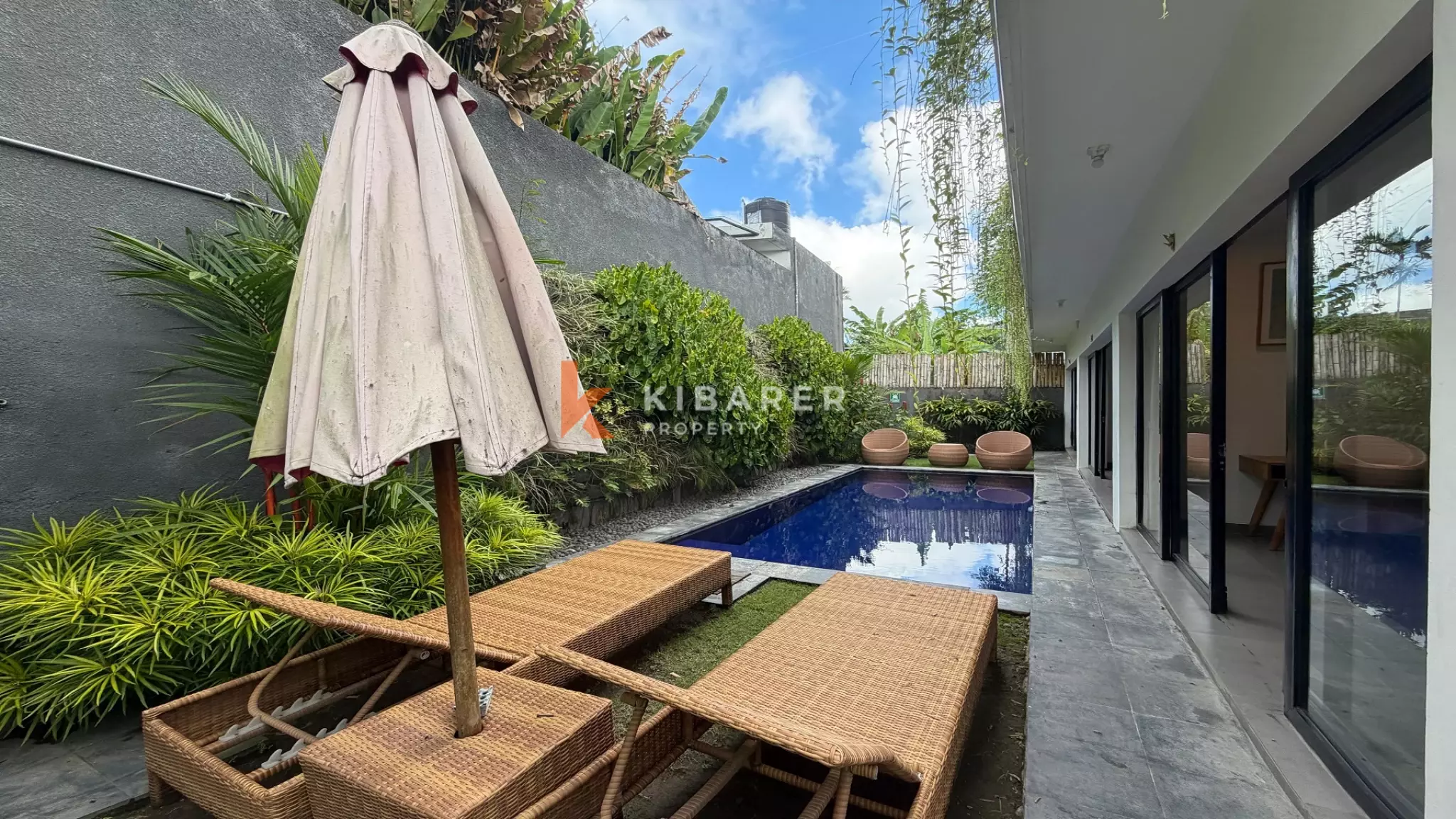 Vila Tertutup Dua Kamar Tidur Atap Modern di Kawasan Babakan Canggu