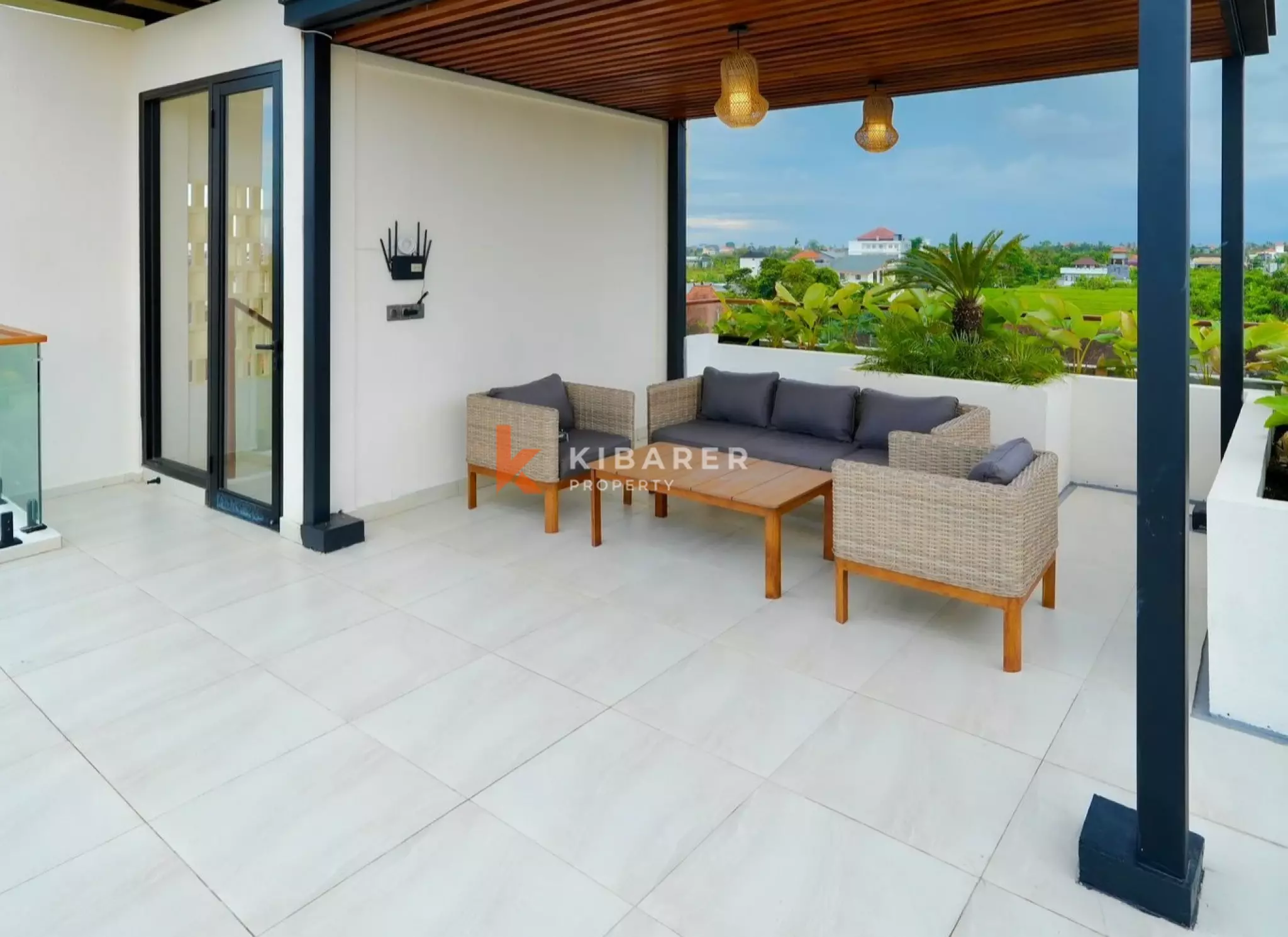 Villa design sereine de trois chambres avec salon sur le toit à Tumbak Bayuh