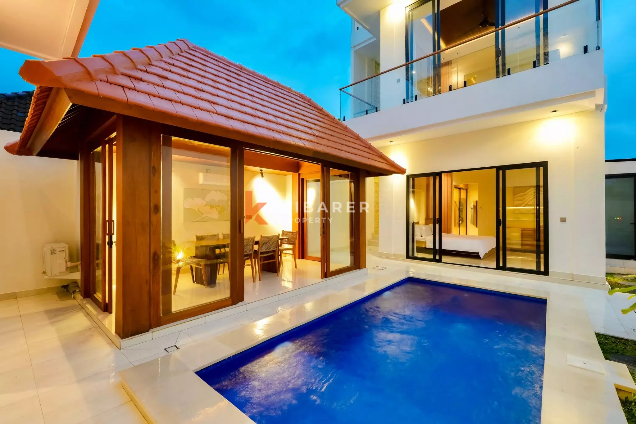 Villa design sereine de trois chambres avec salon sur le toit à Tumbak Bayuh