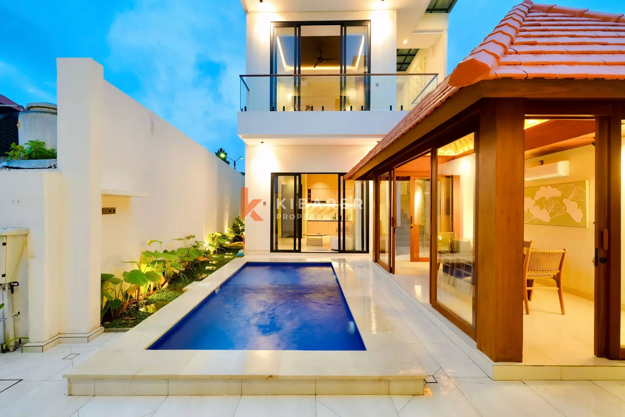 Villa design sereine de trois chambres avec salon sur le toit à Tumbak Bayuh