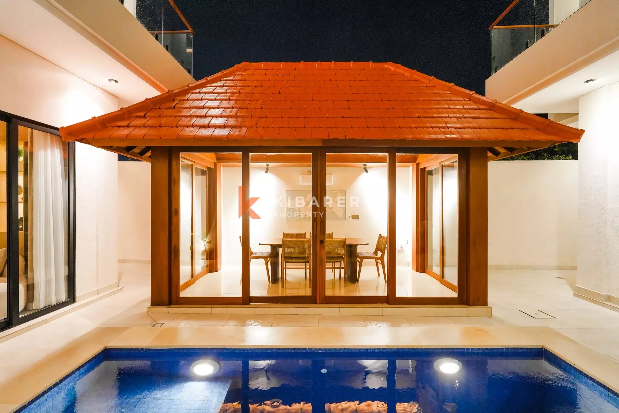 Villa design sereine de trois chambres avec salon sur le toit à Tumbak Bayuh