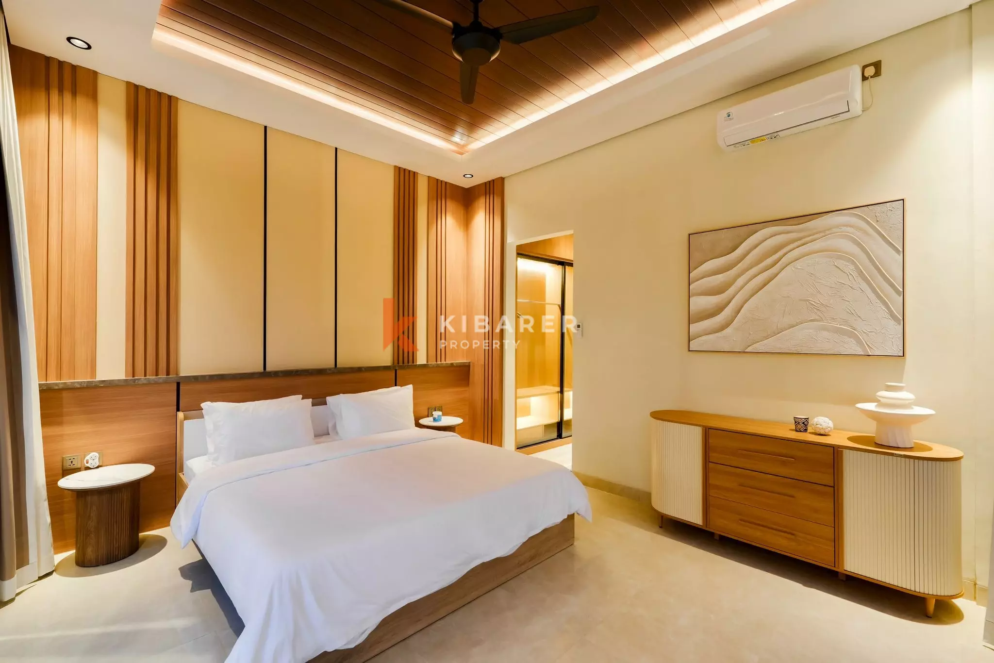 Villa design sereine de trois chambres avec salon sur le toit à Tumbak Bayuh