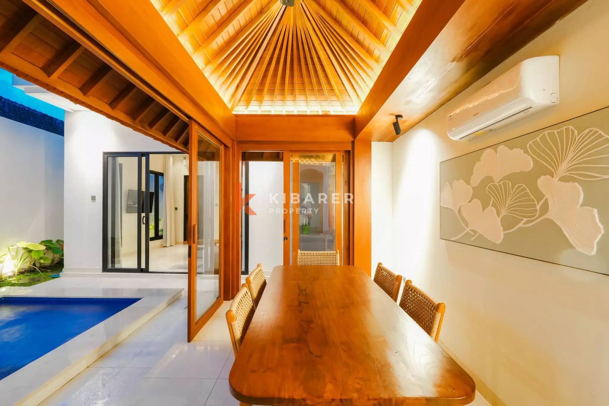 Villa design sereine de trois chambres avec salon sur le toit à Tumbak Bayuh