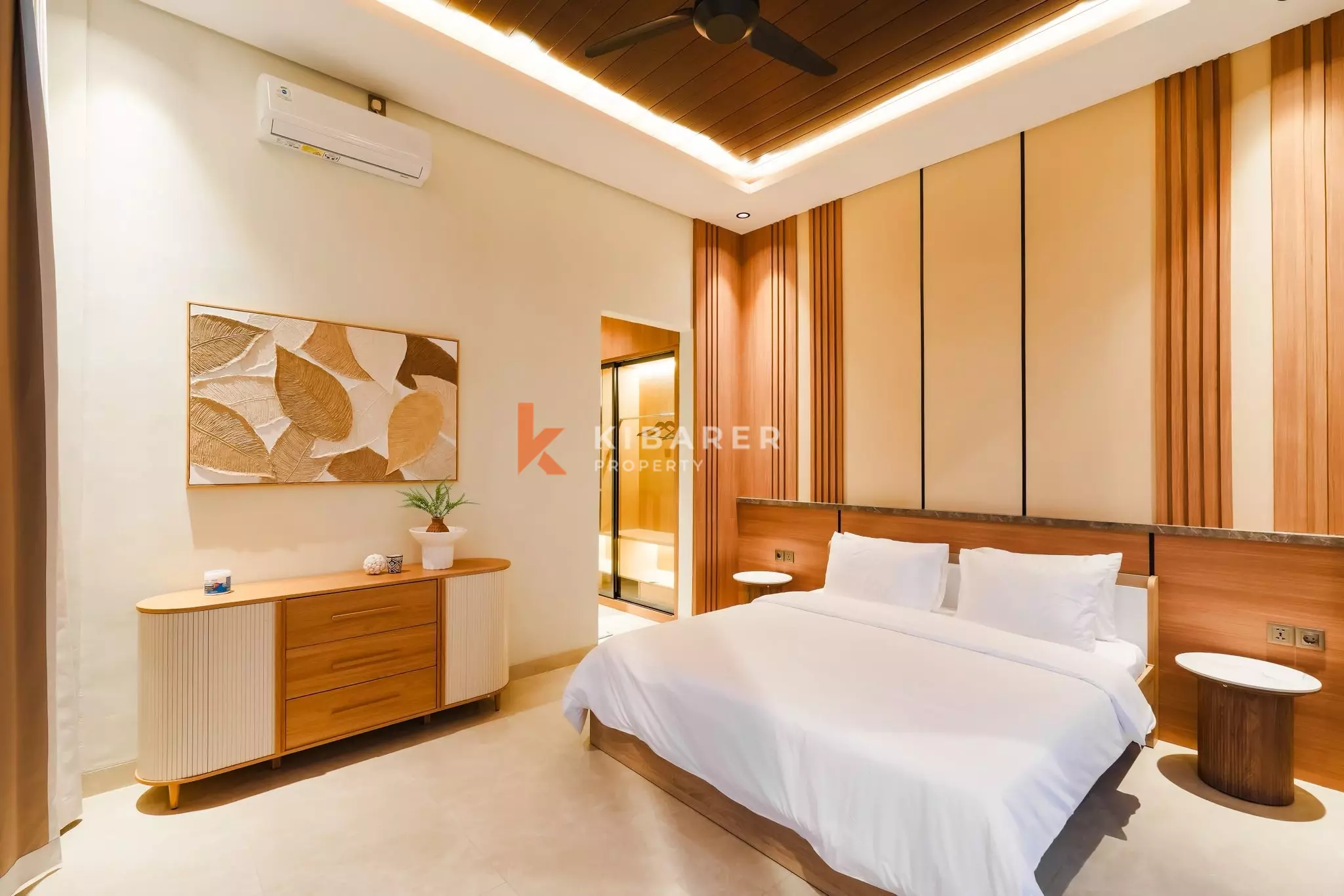 Villa design sereine de trois chambres avec salon sur le toit à Tumbak Bayuh