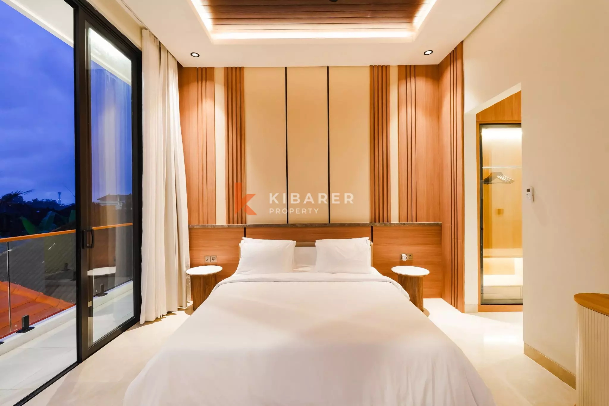 Villa design sereine de trois chambres avec salon sur le toit à Tumbak Bayuh