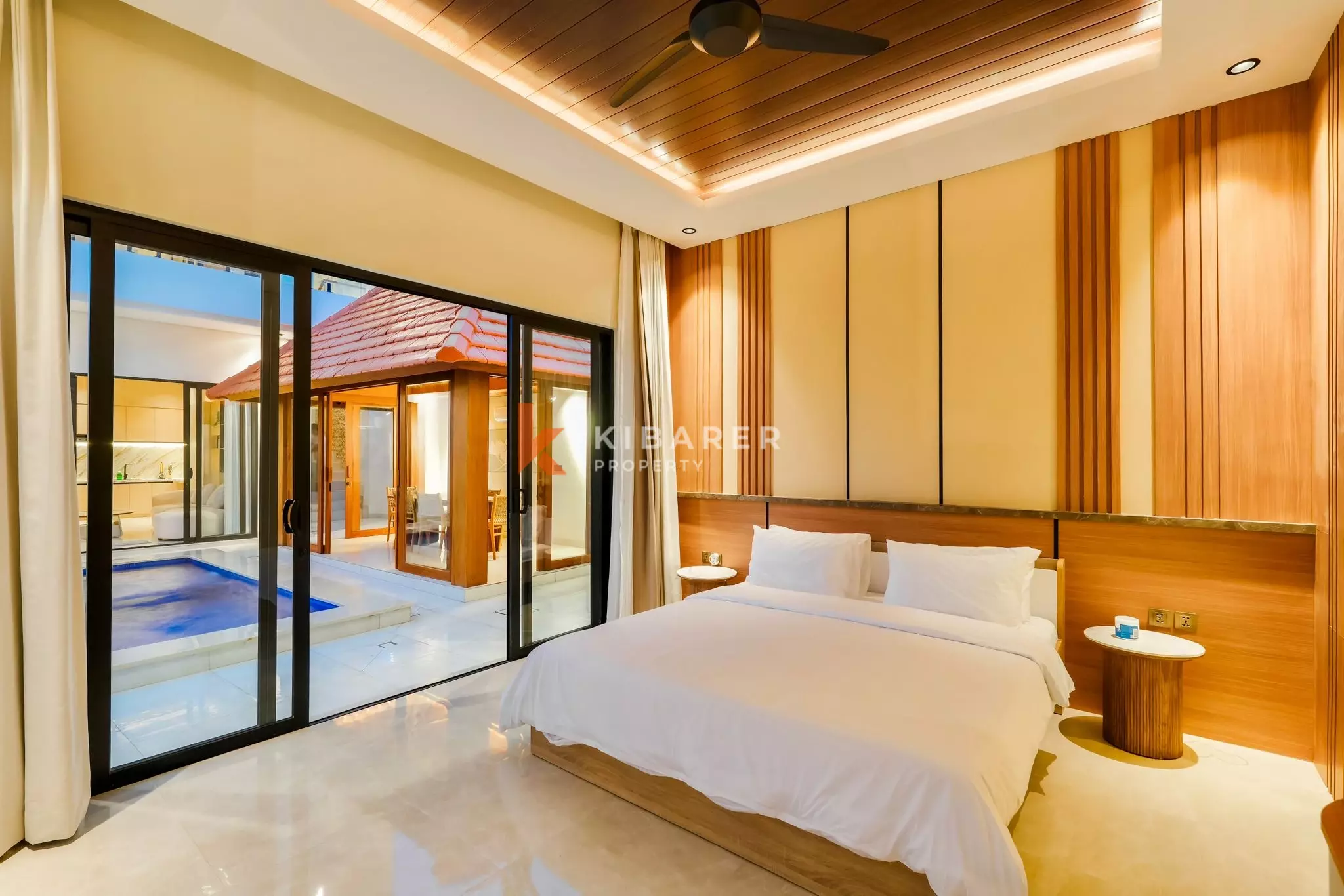 Villa design sereine de trois chambres avec salon sur le toit à Tumbak Bayuh