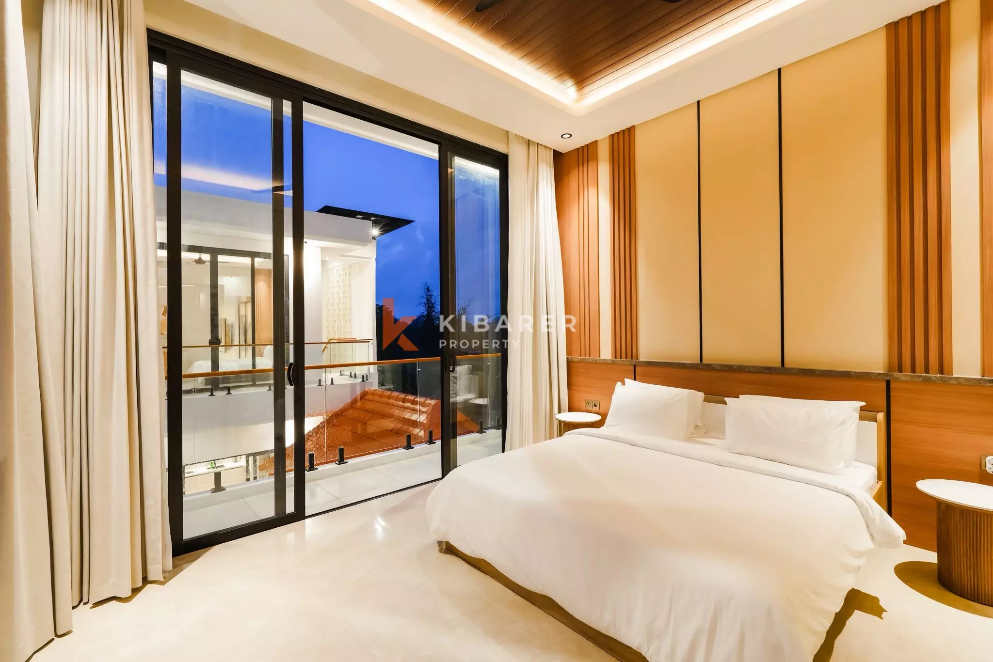 Villa design sereine de trois chambres avec salon sur le toit à Tumbak Bayuh