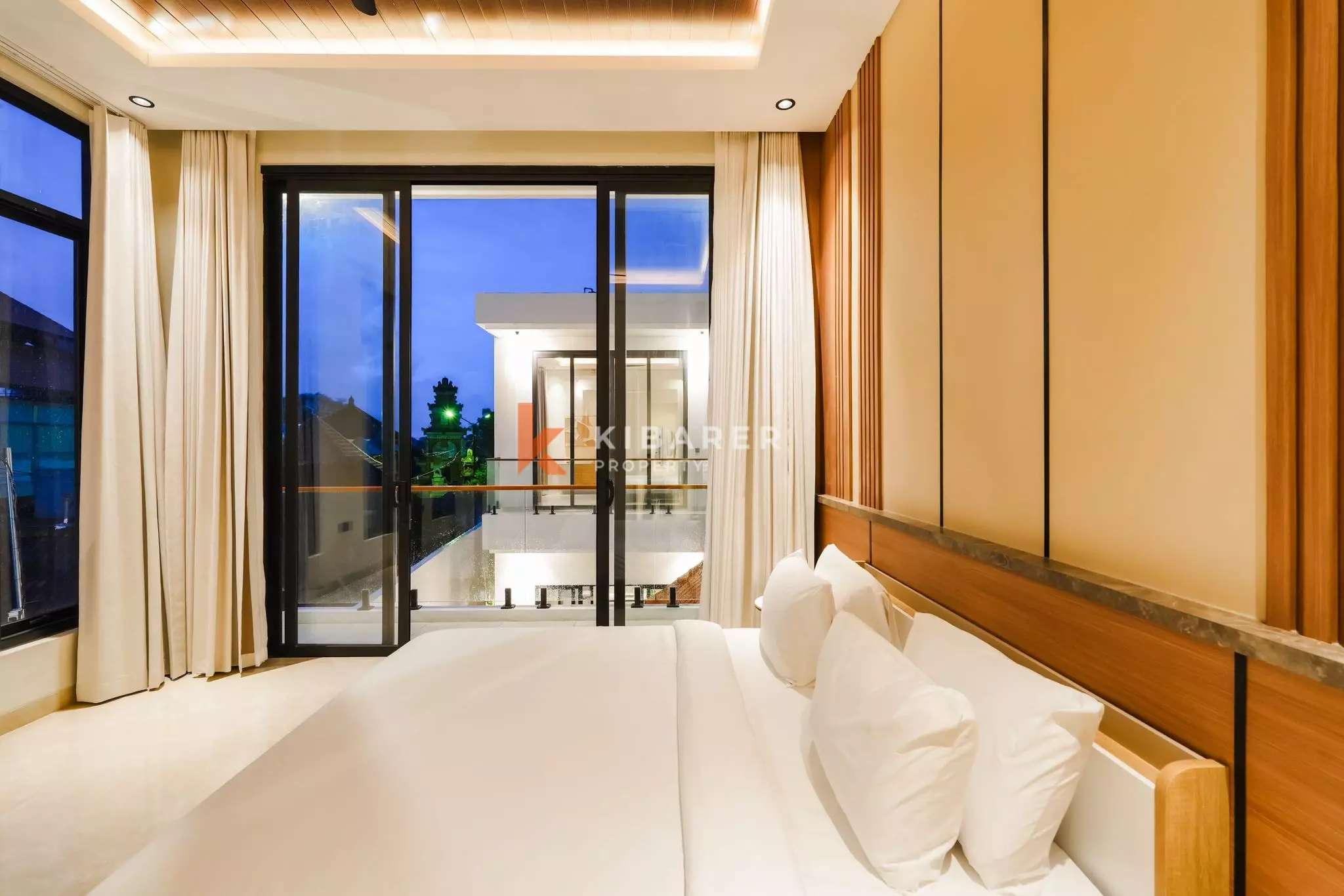 Villa design sereine de trois chambres avec salon sur le toit à Tumbak Bayuh
