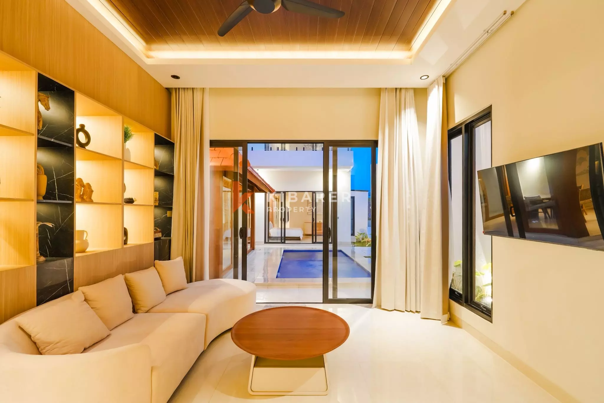 Villa design sereine de trois chambres avec salon sur le toit à Tumbak Bayuh