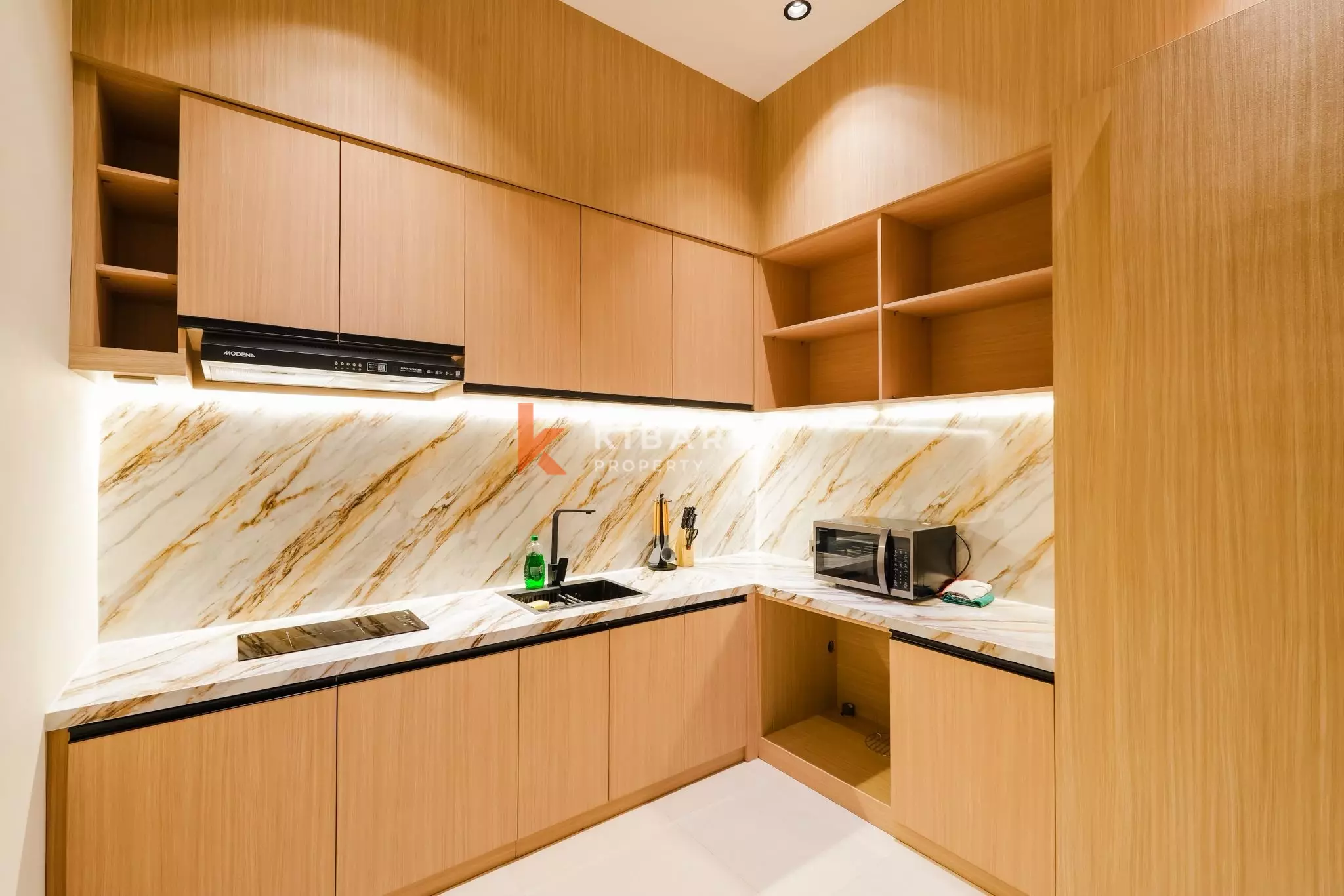 Villa design sereine de trois chambres avec salon sur le toit à Tumbak Bayuh