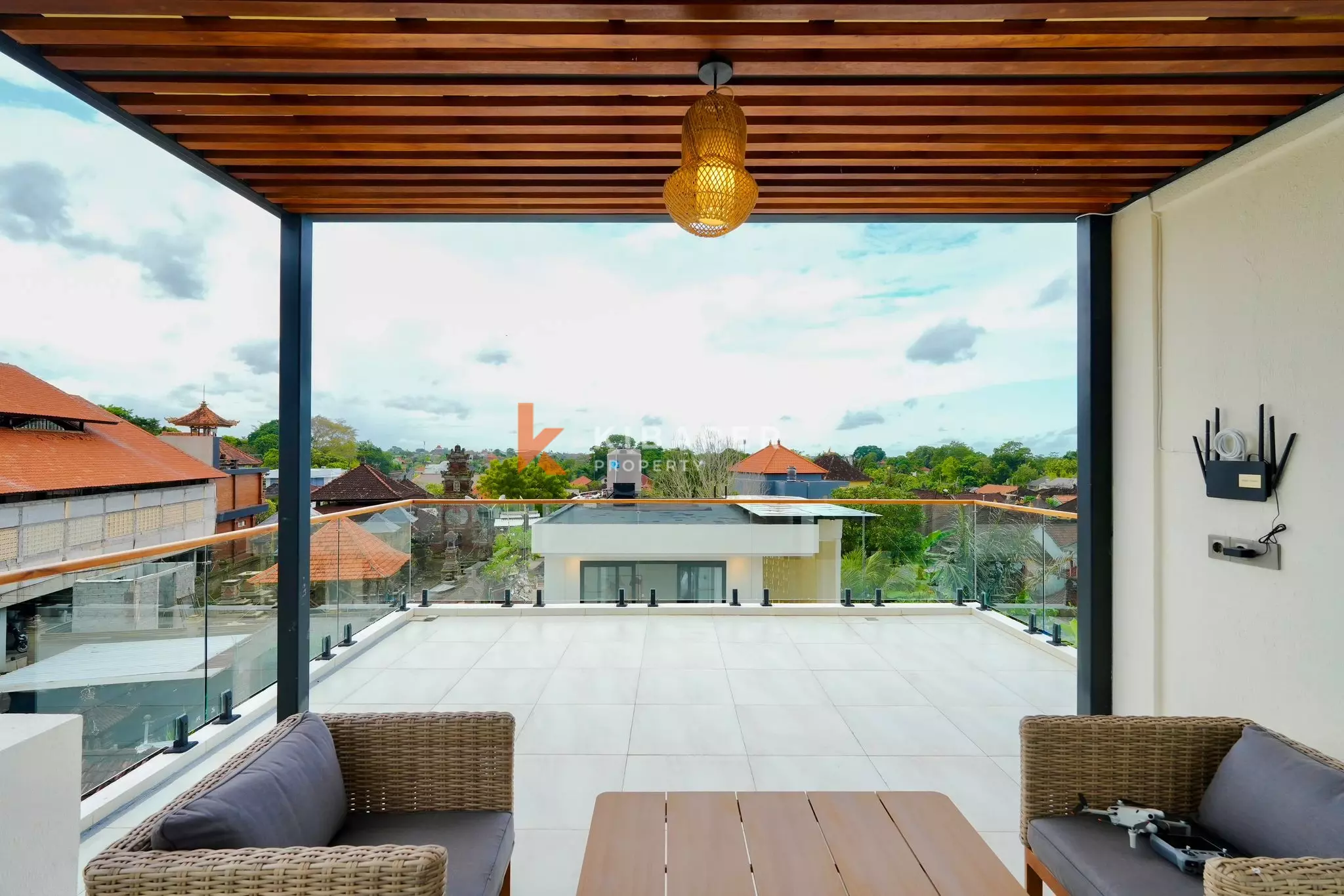 Villa design sereine de trois chambres avec salon sur le toit à Tumbak Bayuh
