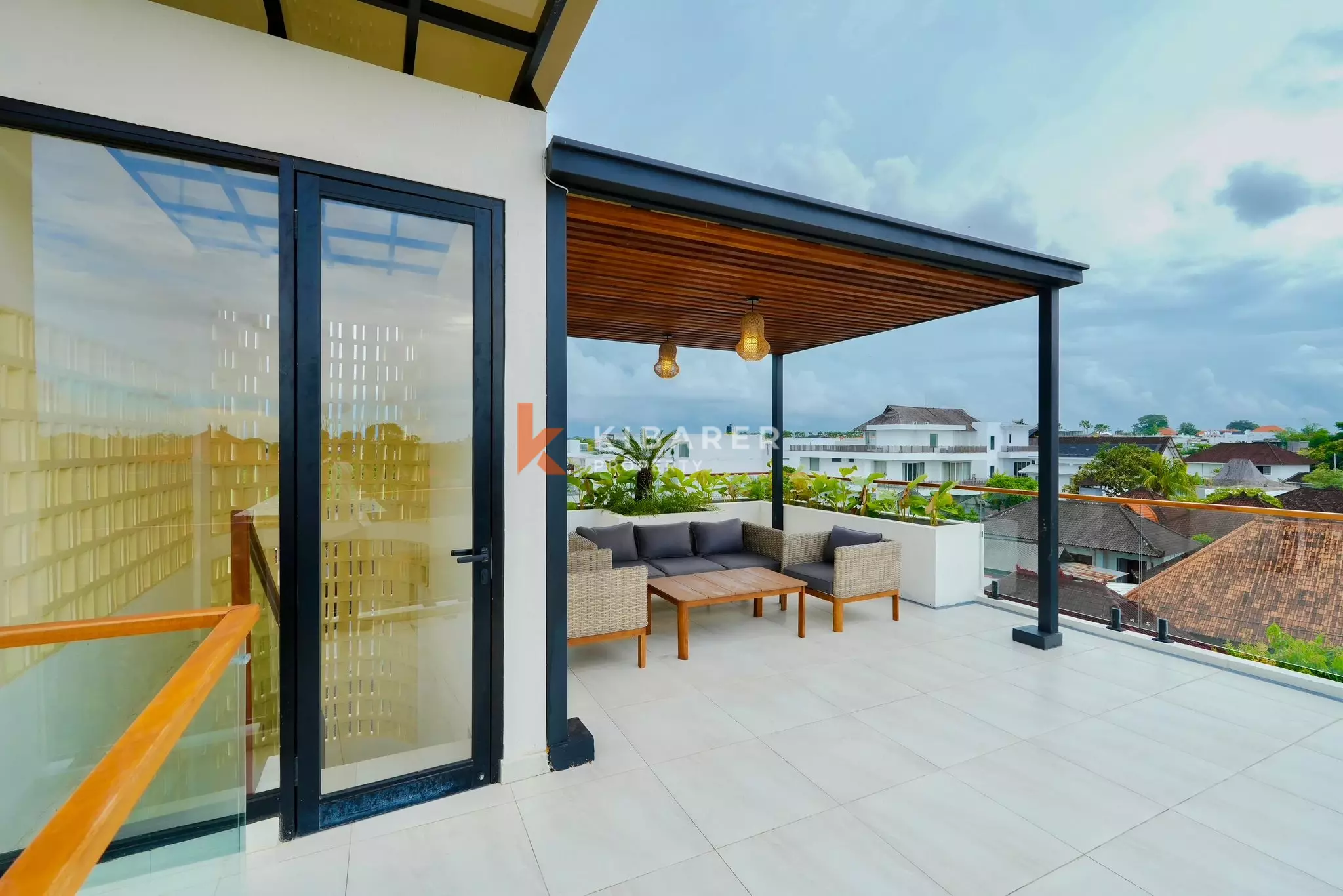 Villa design sereine de trois chambres avec salon sur le toit à Tumbak Bayuh