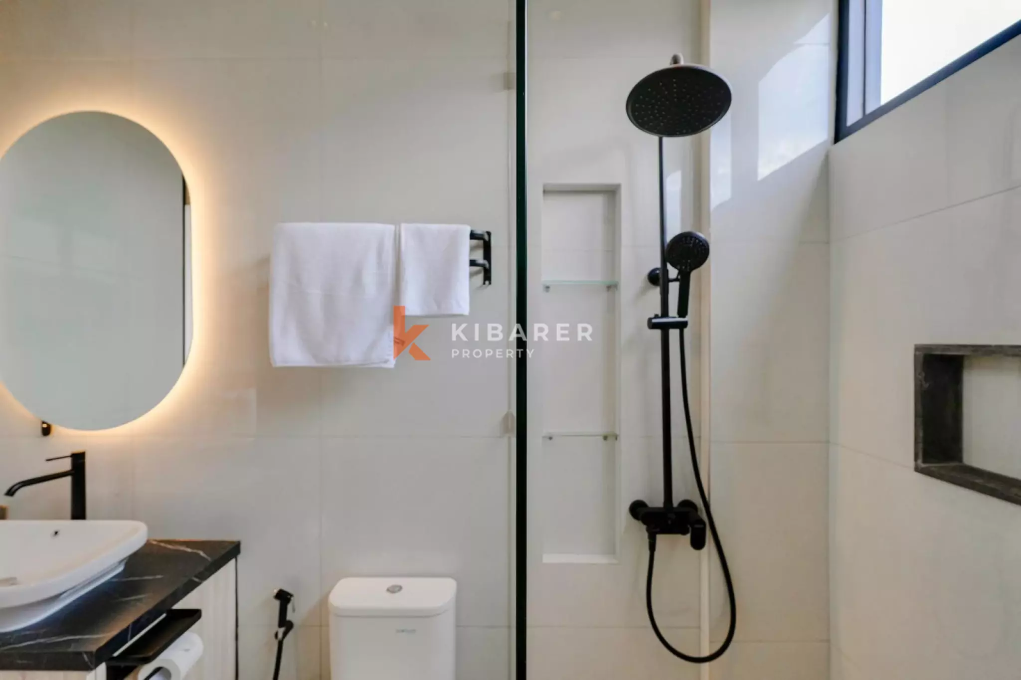 Villa design sereine de trois chambres avec salon sur le toit à Tumbak Bayuh