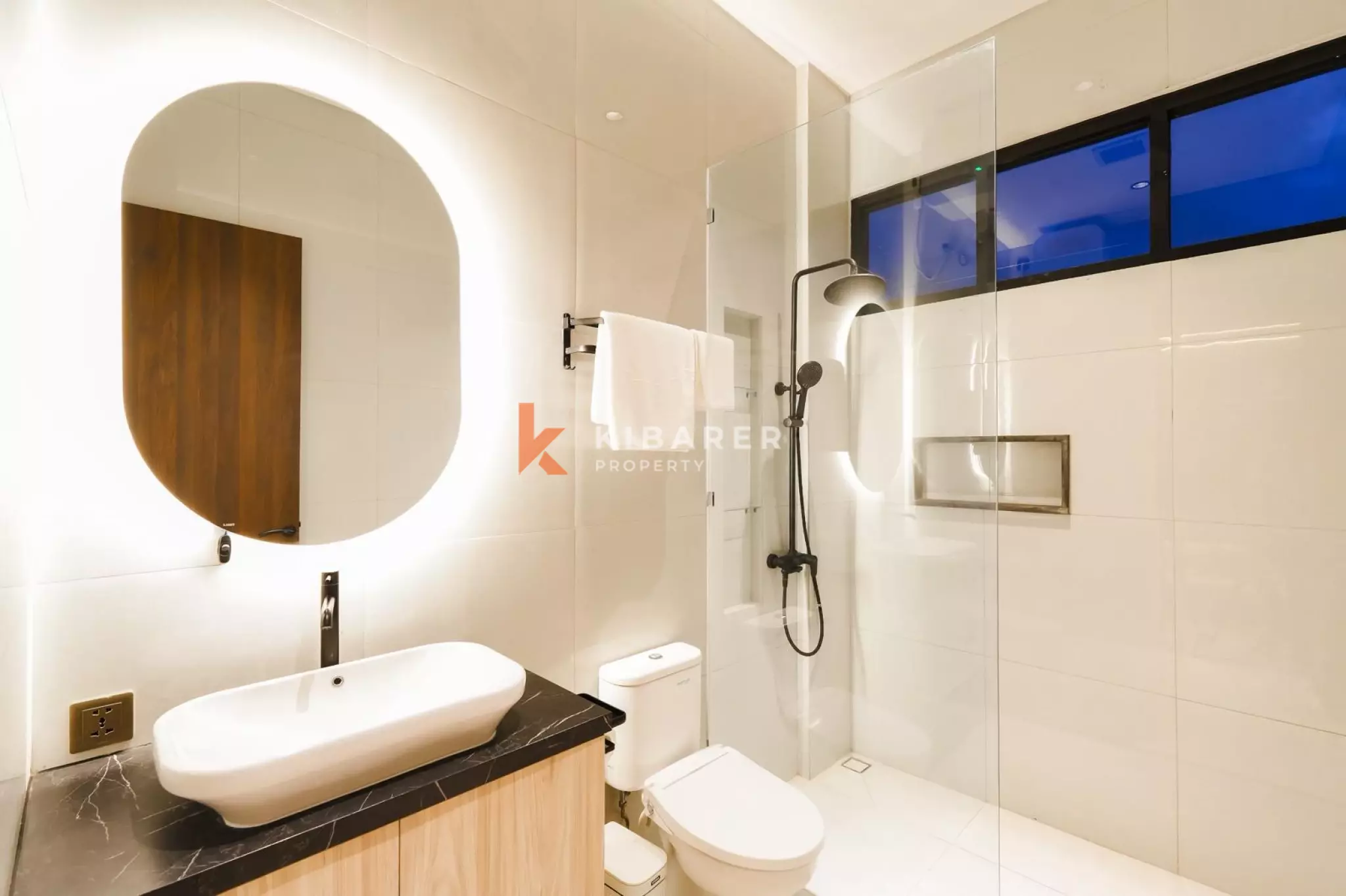 Villa design sereine de trois chambres avec salon sur le toit à Tumbak Bayuh