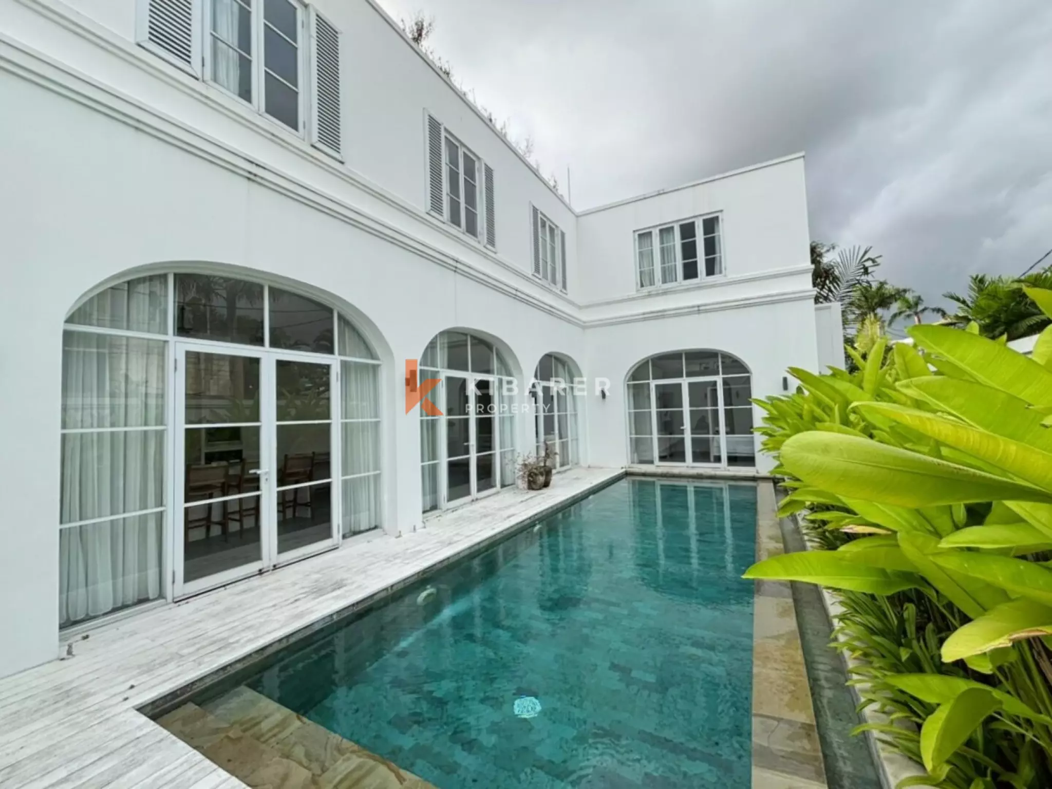 Villa blanche de rêve de trois chambres à quelques minutes de la plage de Canggu