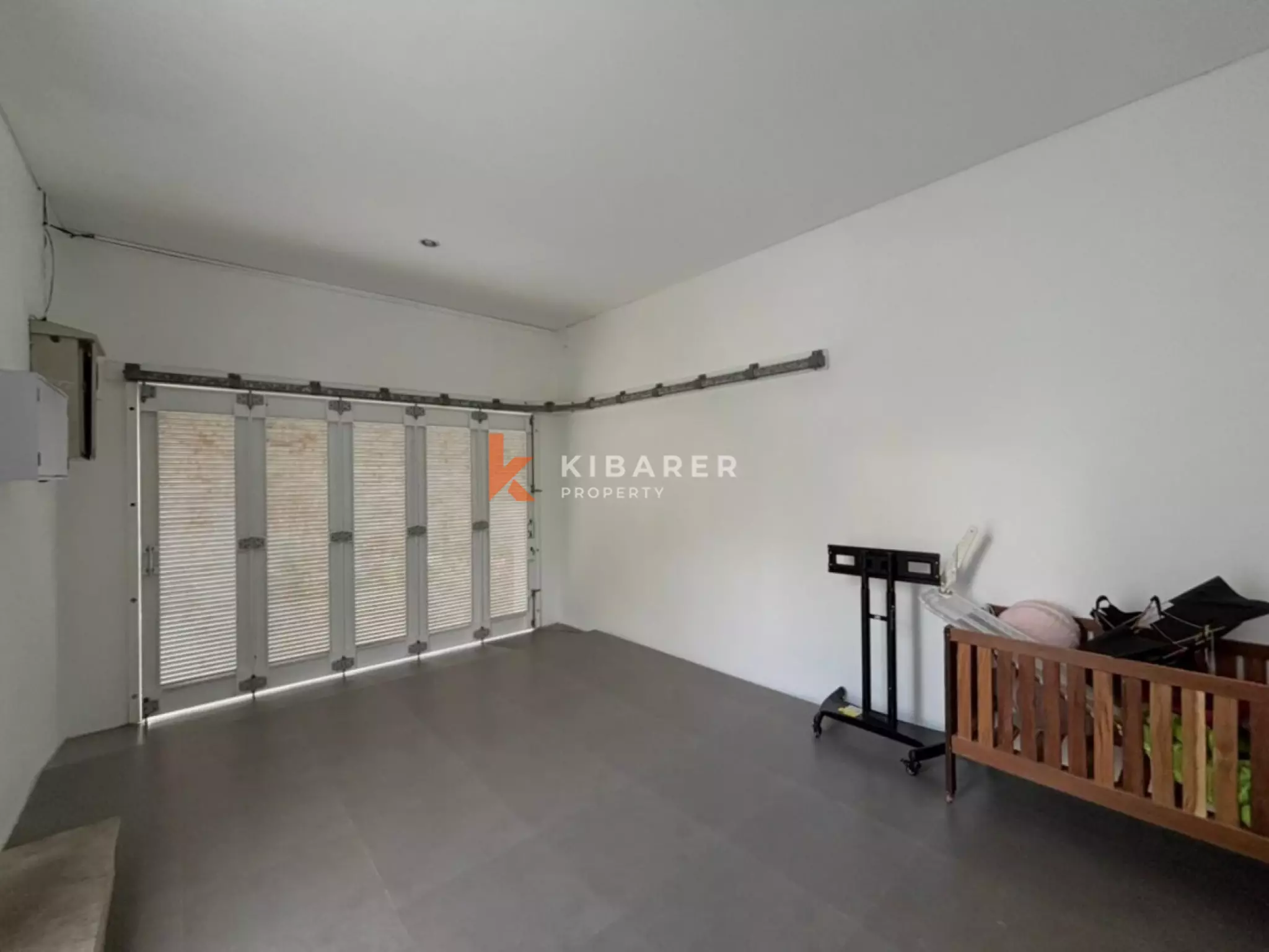 Villa blanche de rêve de trois chambres à quelques minutes de la plage de Canggu
