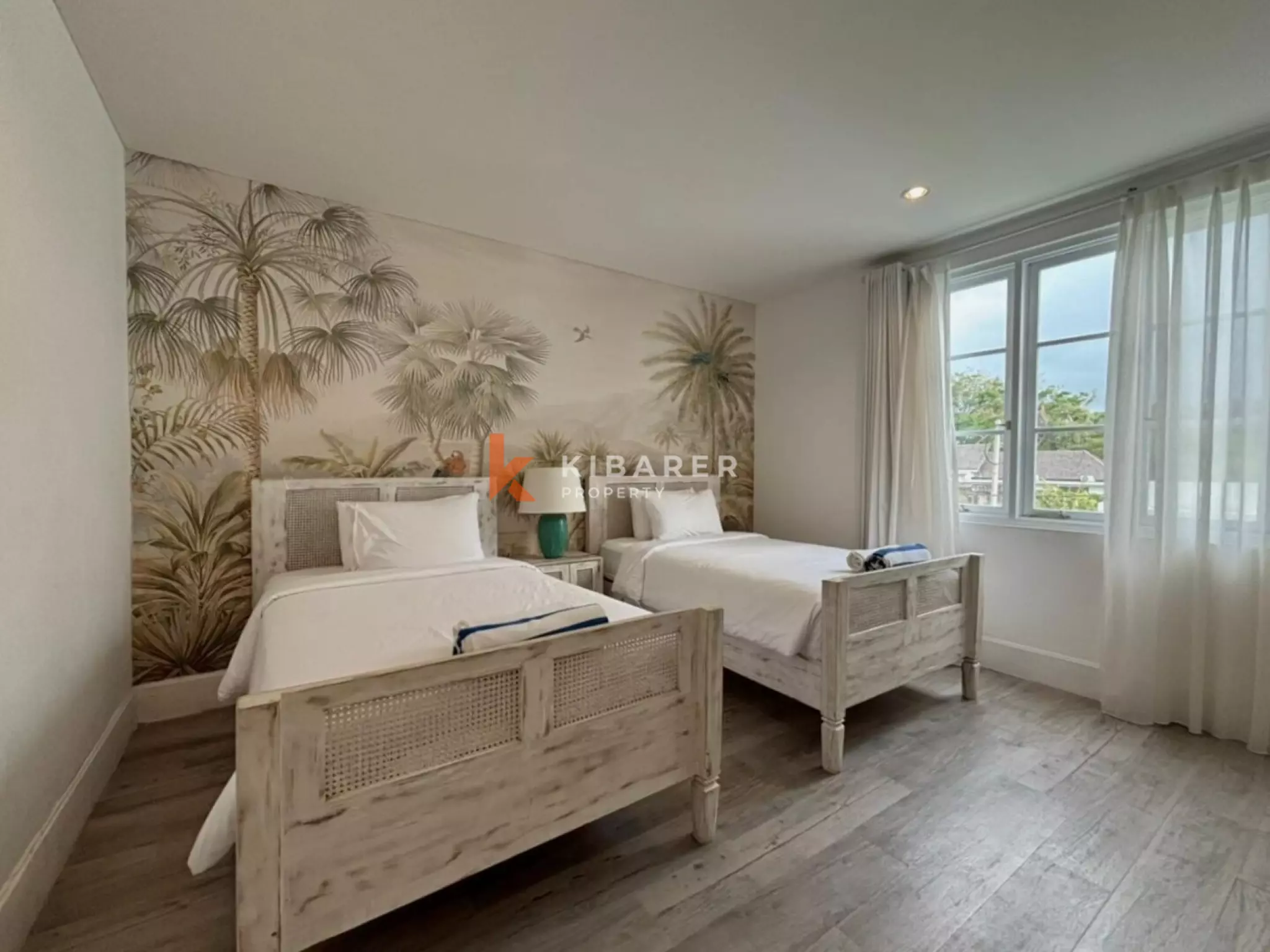 Villa blanche de rêve de trois chambres à quelques minutes de la plage de Canggu