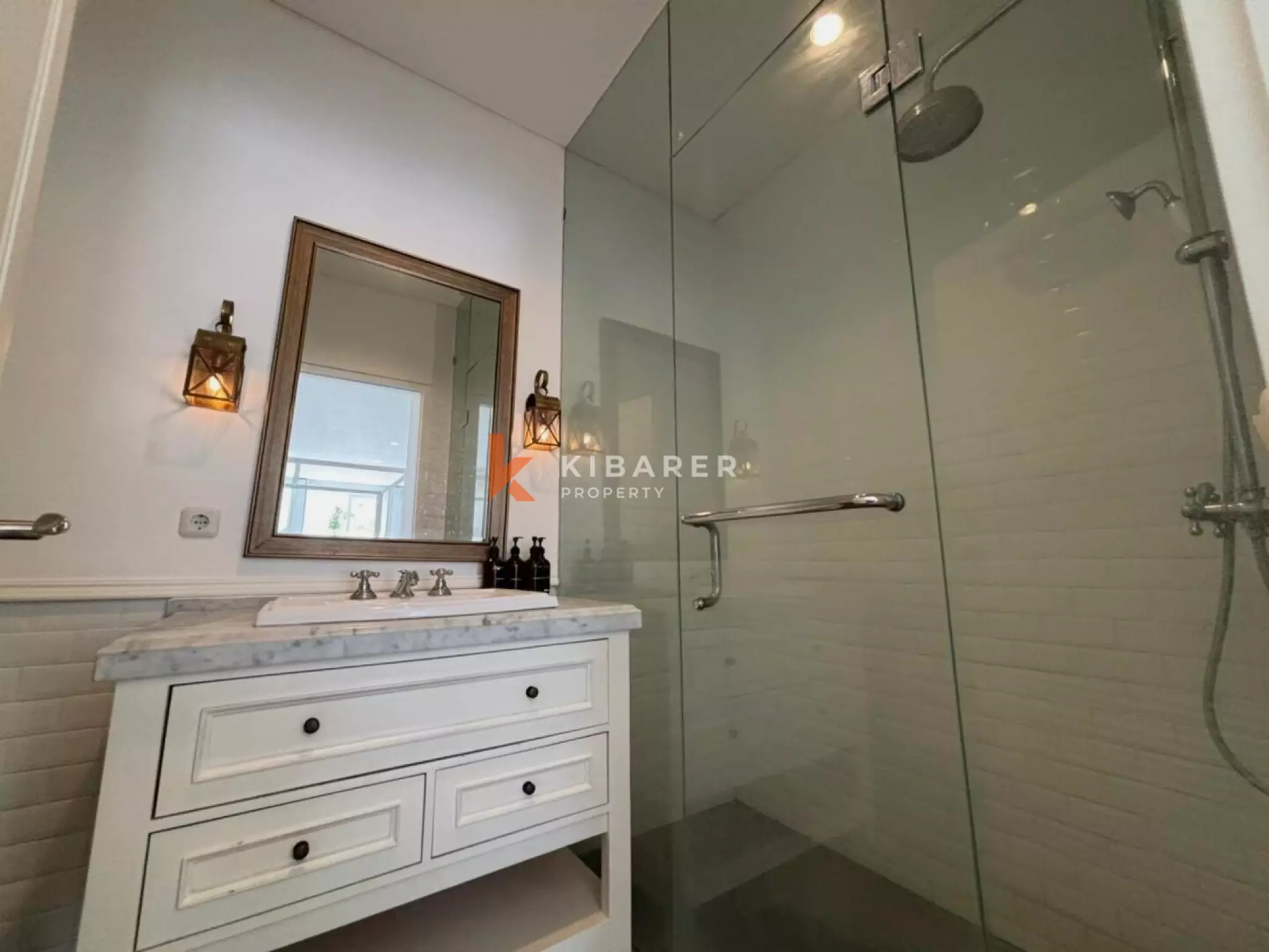 Villa blanche de rêve de trois chambres à quelques minutes de la plage de Canggu