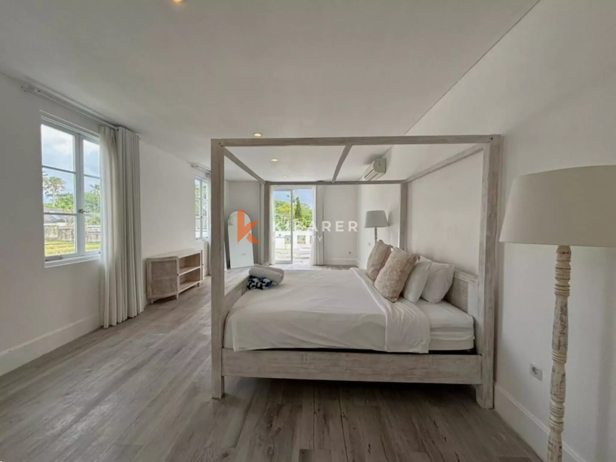Villa blanche de rêve de trois chambres à quelques minutes de la plage de Canggu