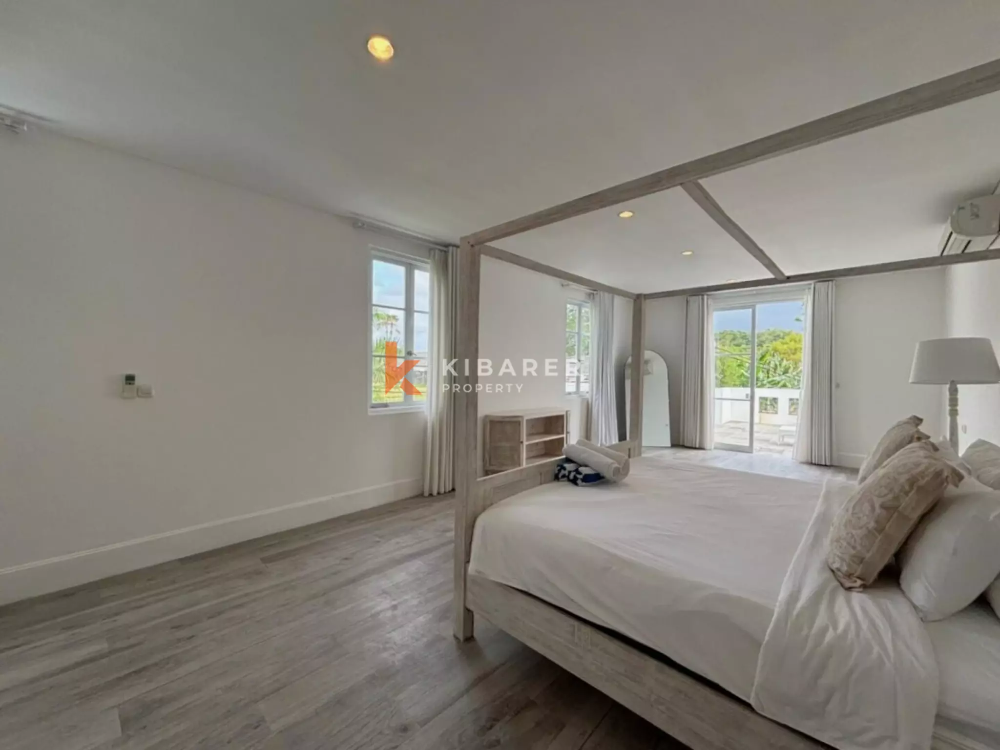 Villa blanche de rêve de trois chambres à quelques minutes de la plage de Canggu