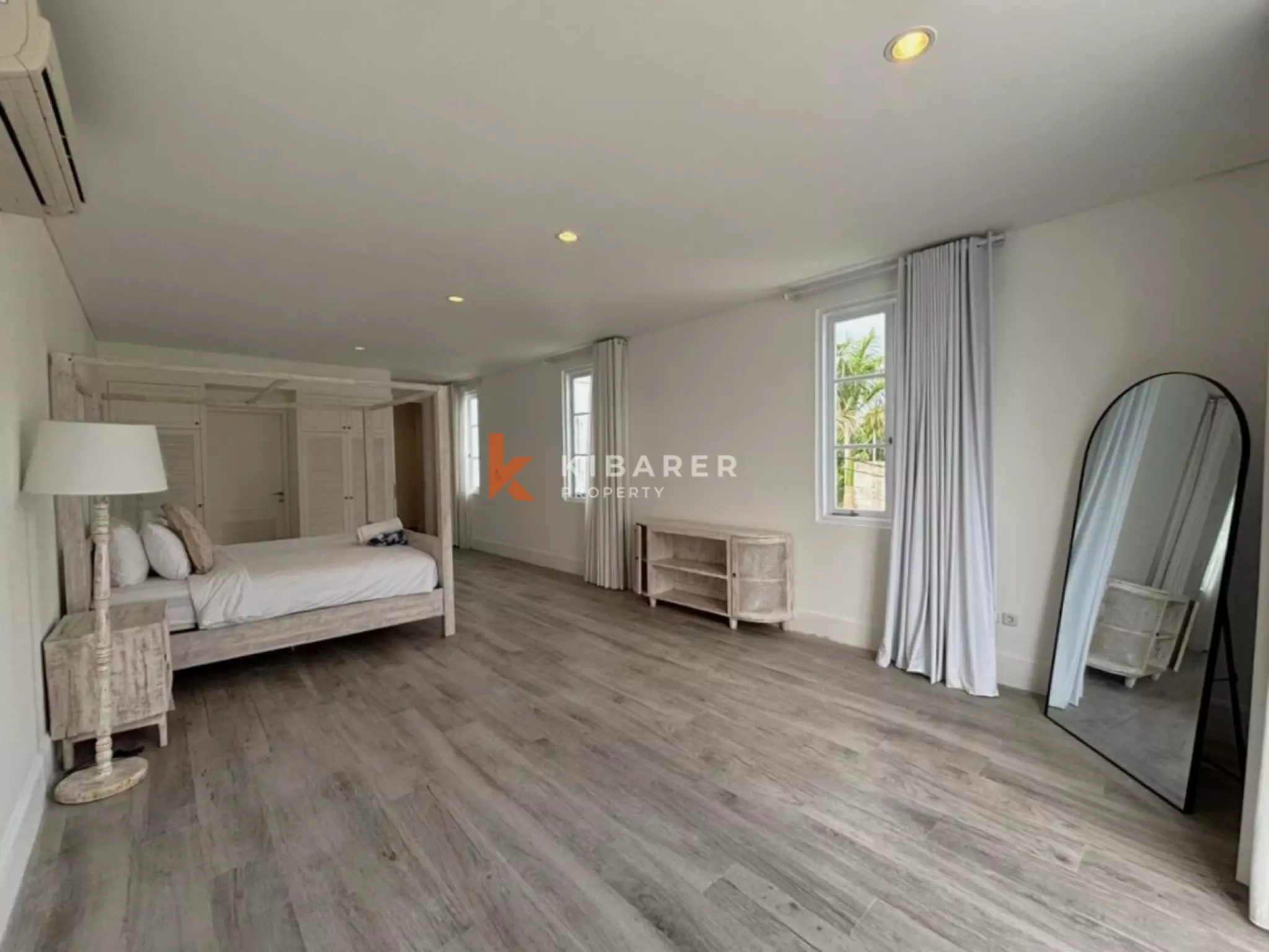 Villa blanche de rêve de trois chambres à quelques minutes de la plage de Canggu