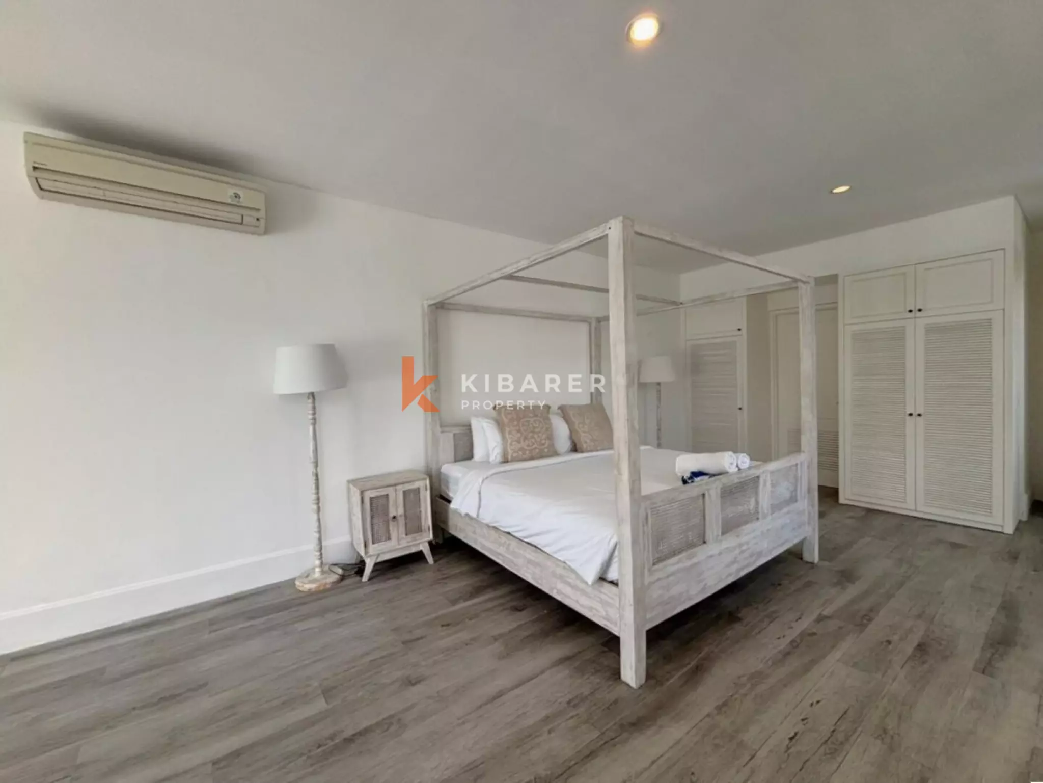 Villa blanche de rêve de trois chambres à quelques minutes de la plage de Canggu