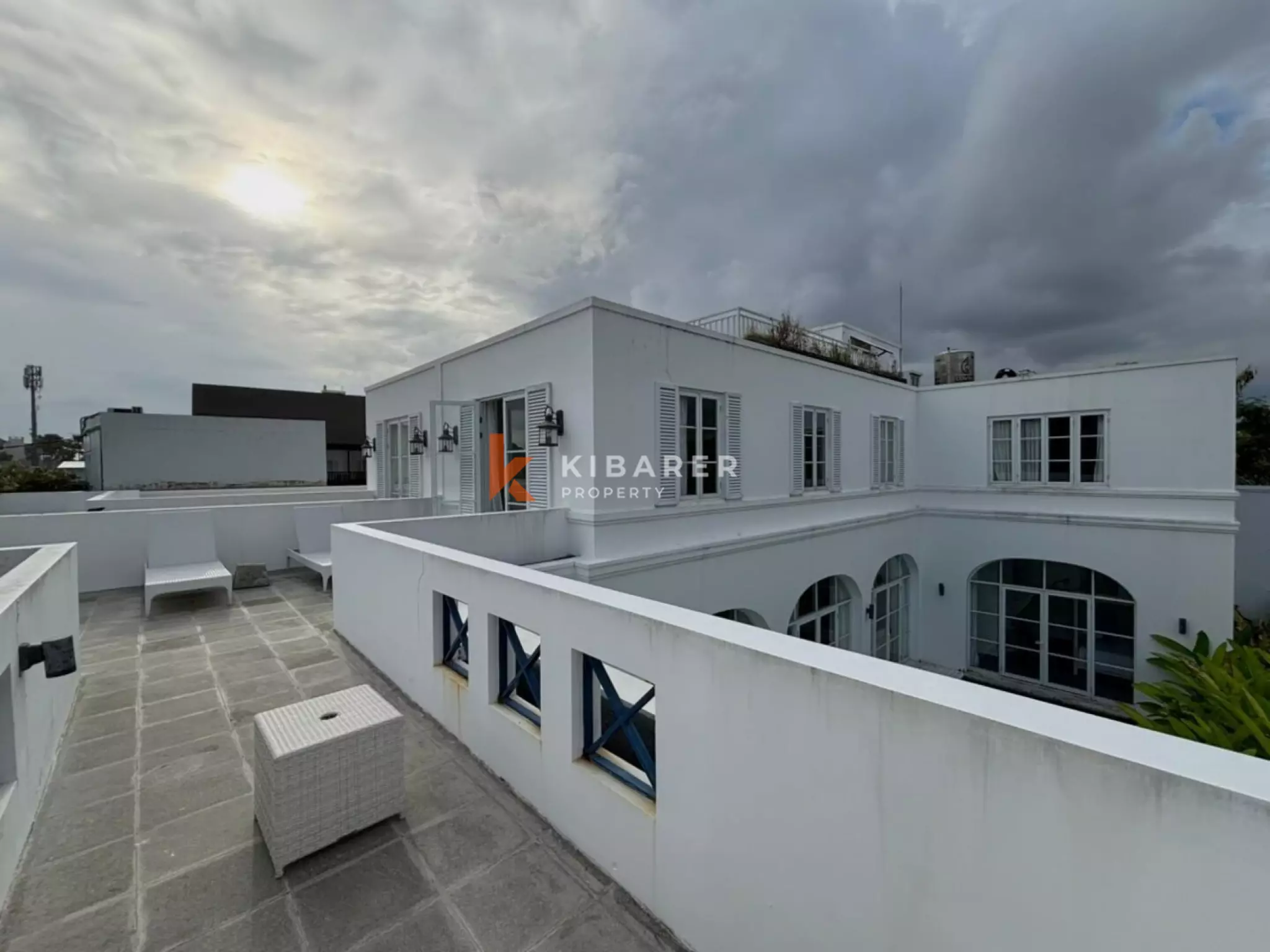 Villa blanche de rêve de trois chambres à quelques minutes de la plage de Canggu
