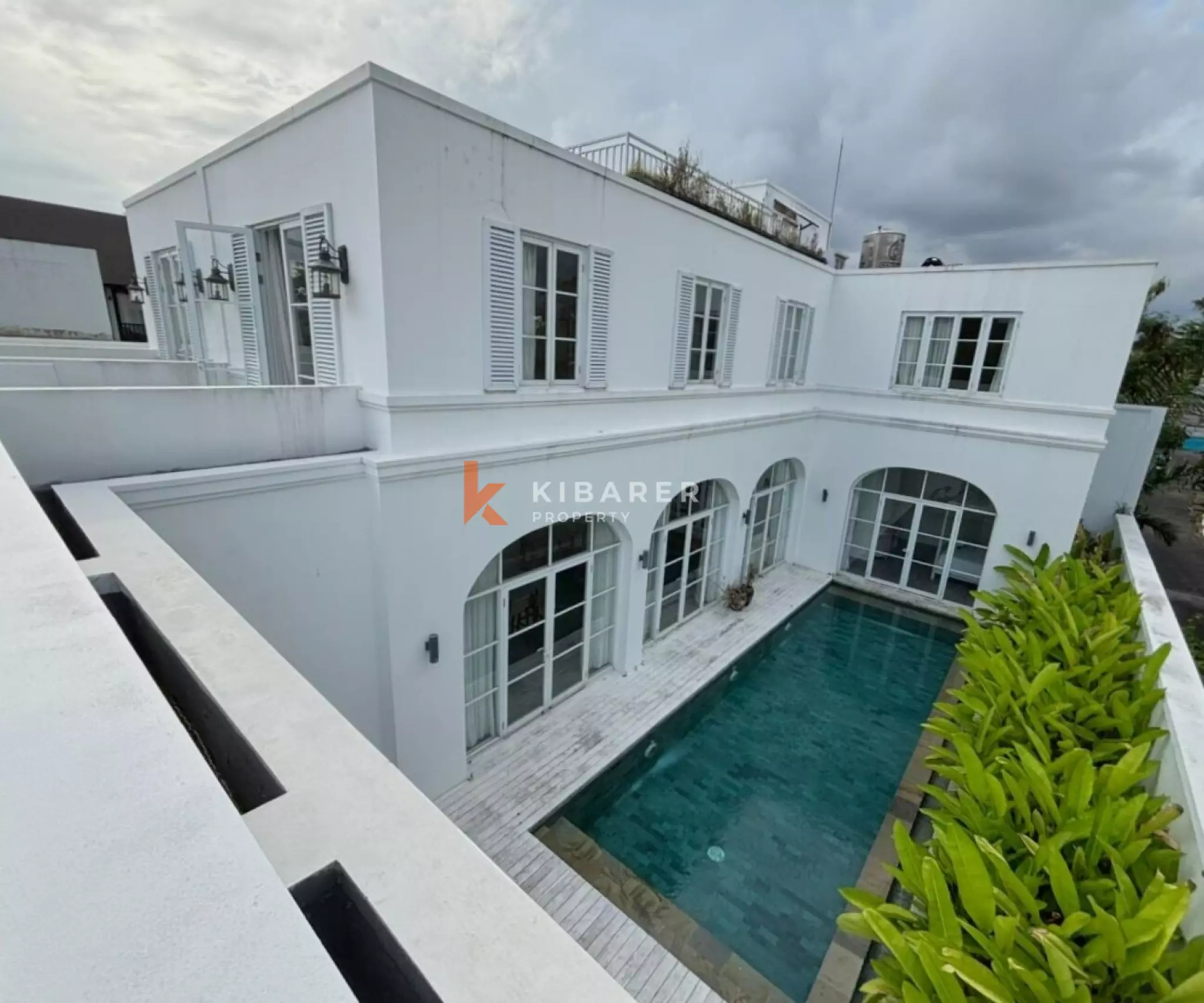 Villa blanche de rêve de trois chambres à quelques minutes de la plage de Canggu