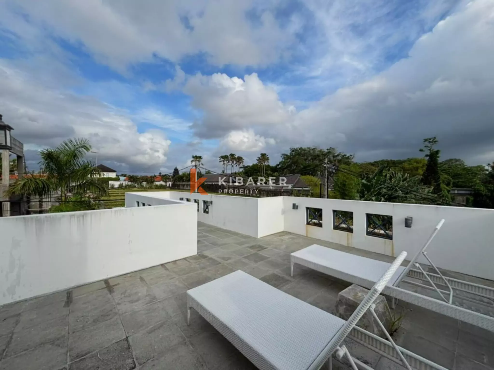 Villa blanche de rêve de trois chambres à quelques minutes de la plage de Canggu