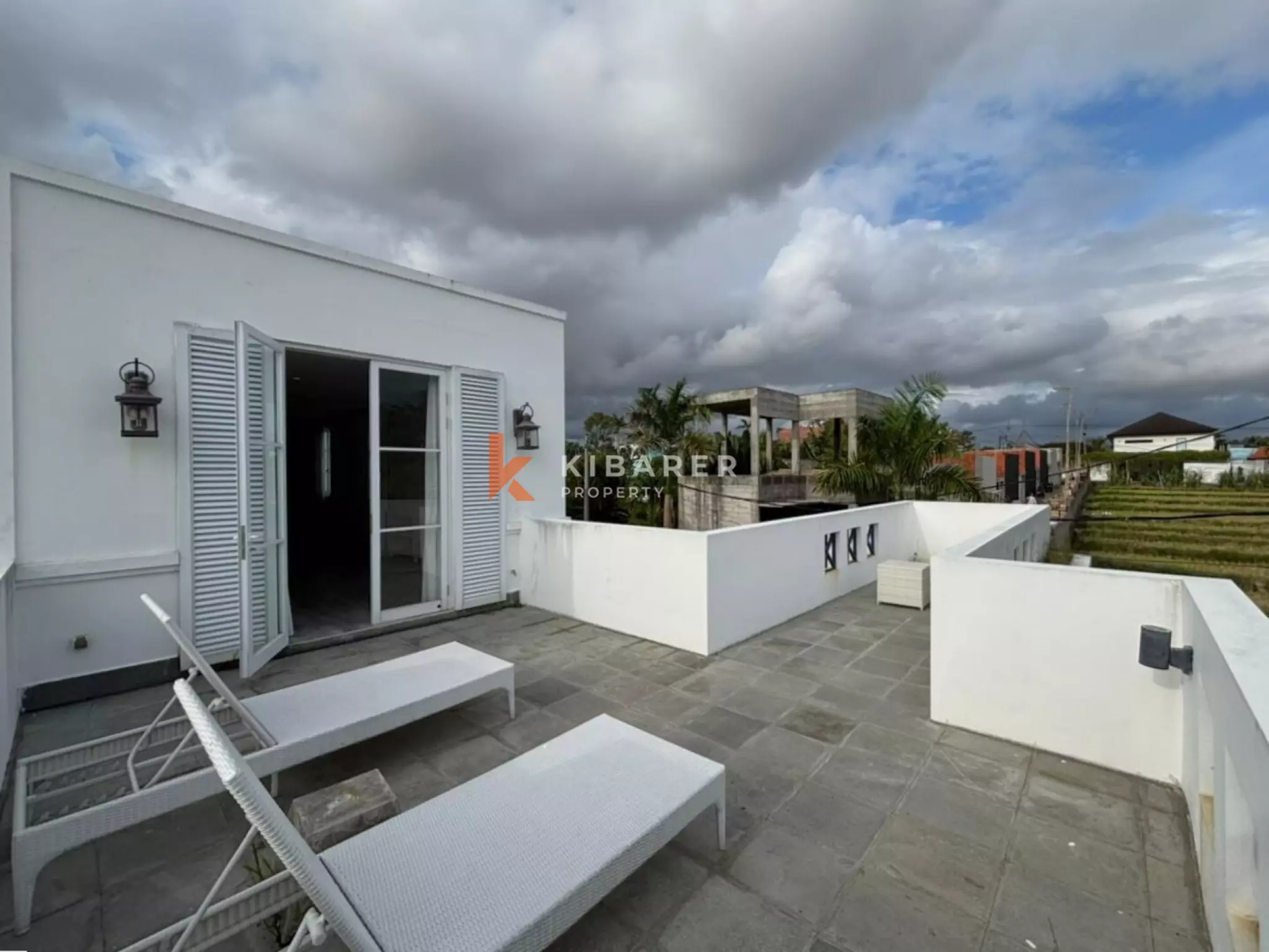Villa blanche de rêve de trois chambres à quelques minutes de la plage de Canggu